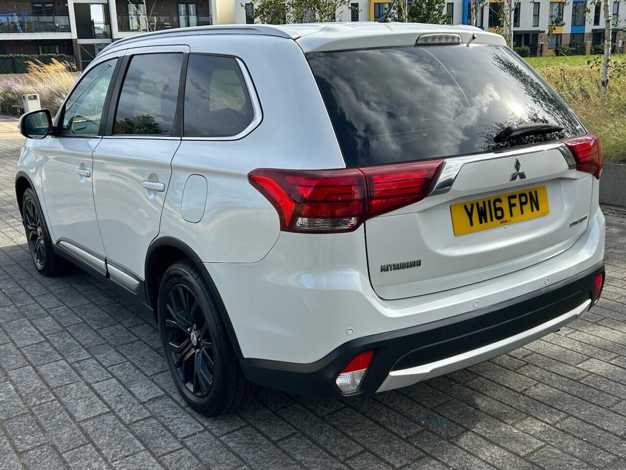 Mitsubishi Outlander view 13