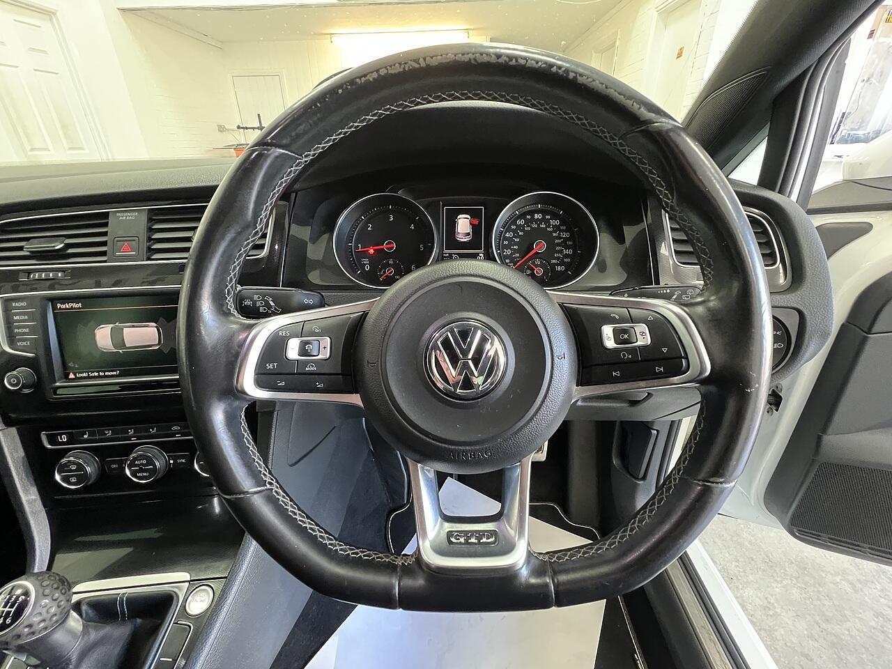Volkswagen Golf view 9