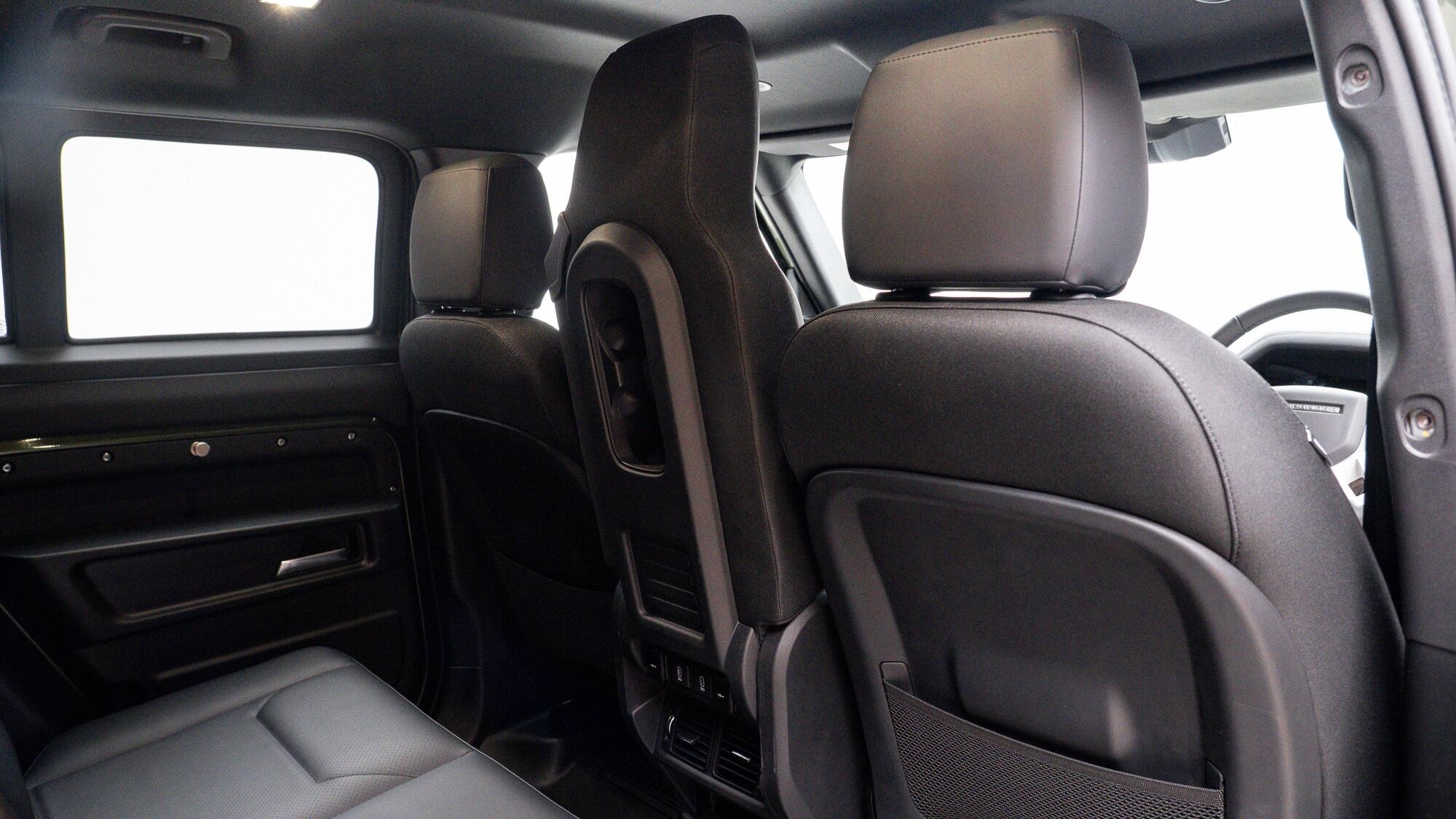Land Rover Defender 110 view 29