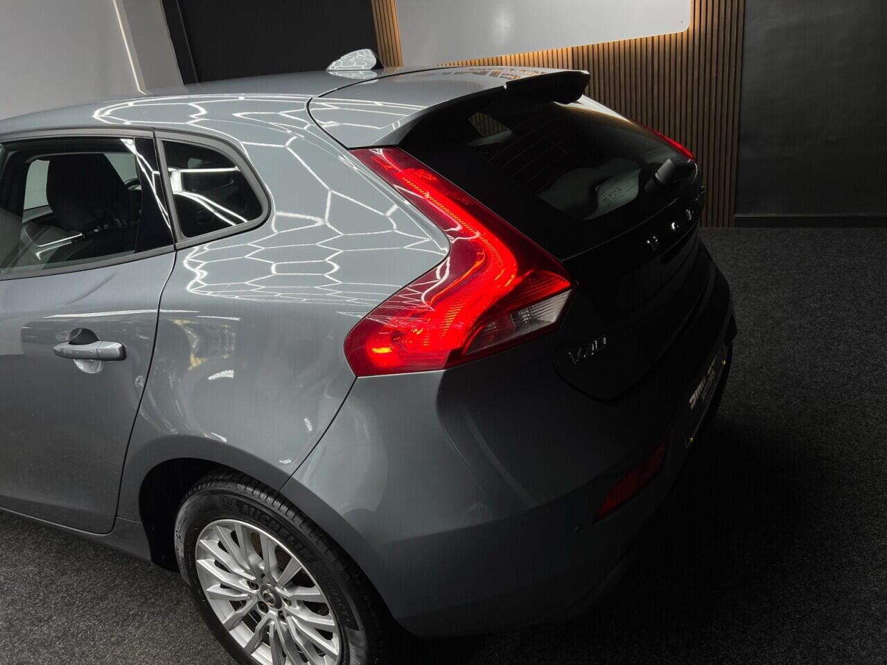 Volvo V40 view 8