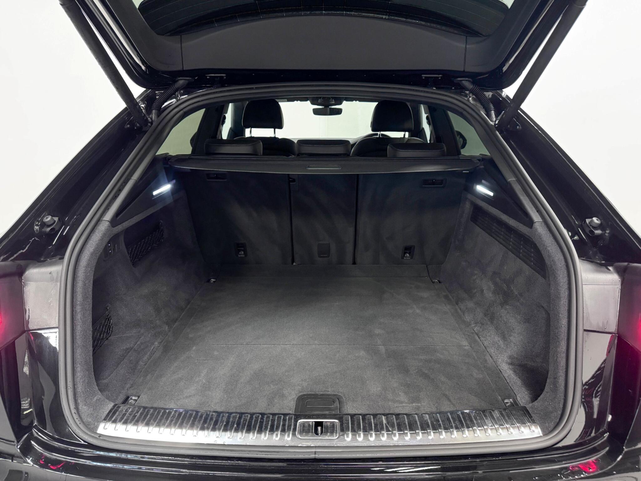 Audi Q8 view 7