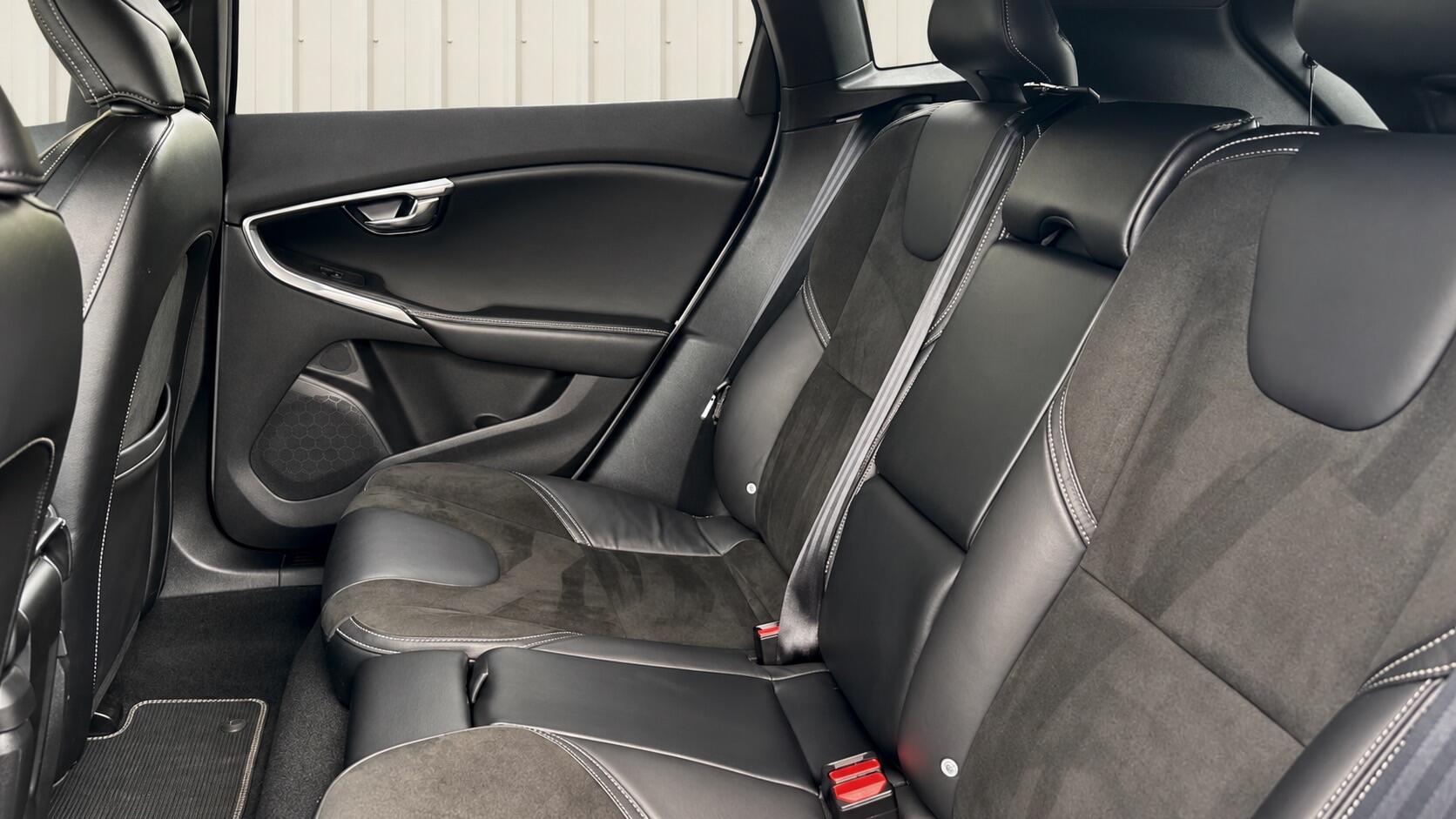 Volvo V40 view 11