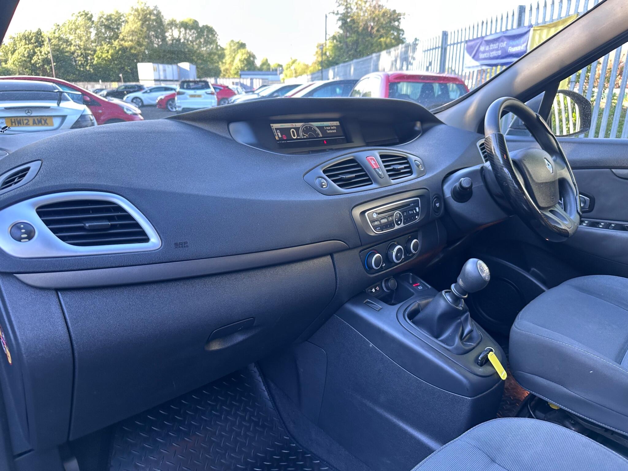 2010 Renault Grand Scenic image 18