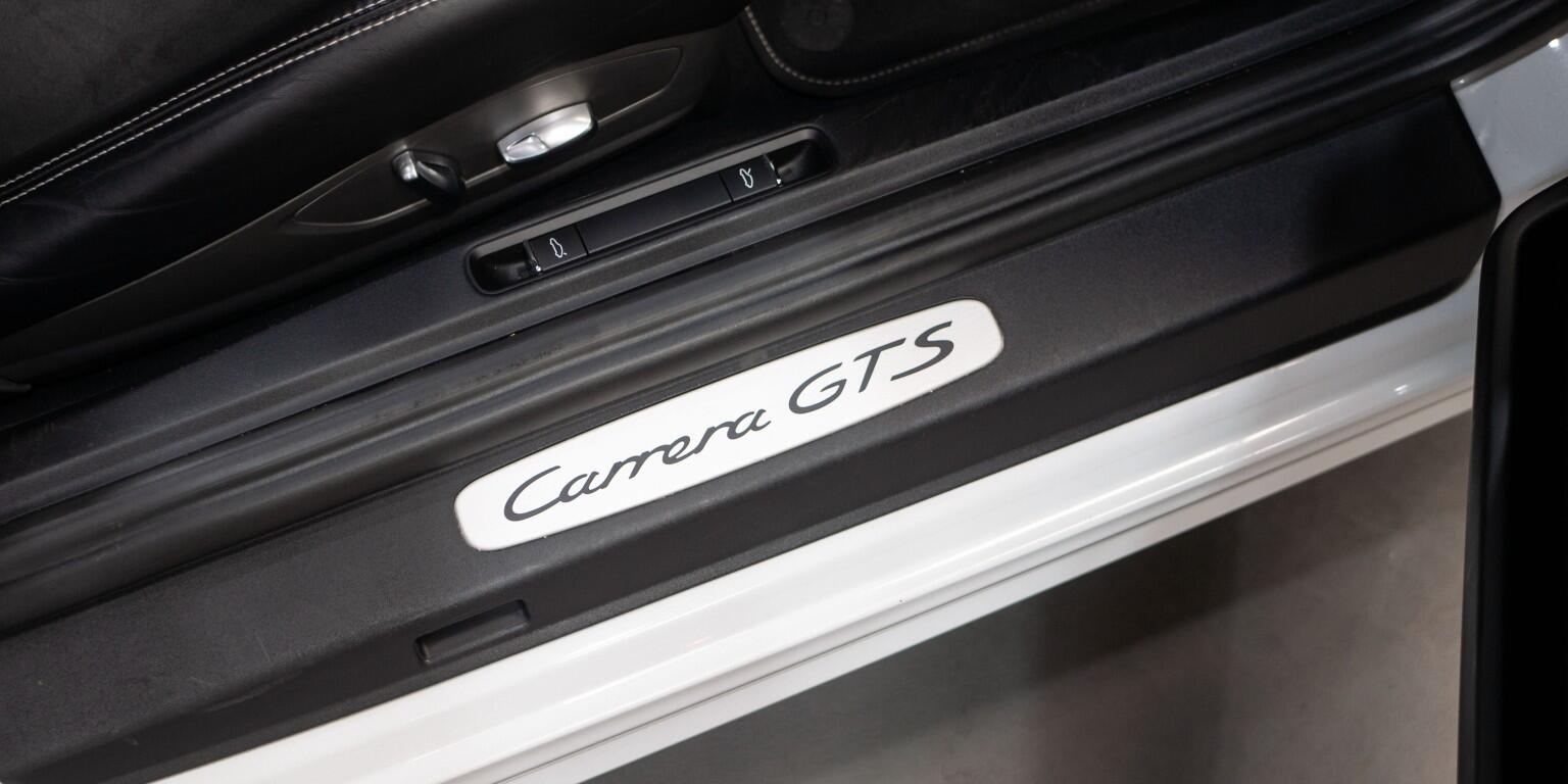 Porsche 911 view 23