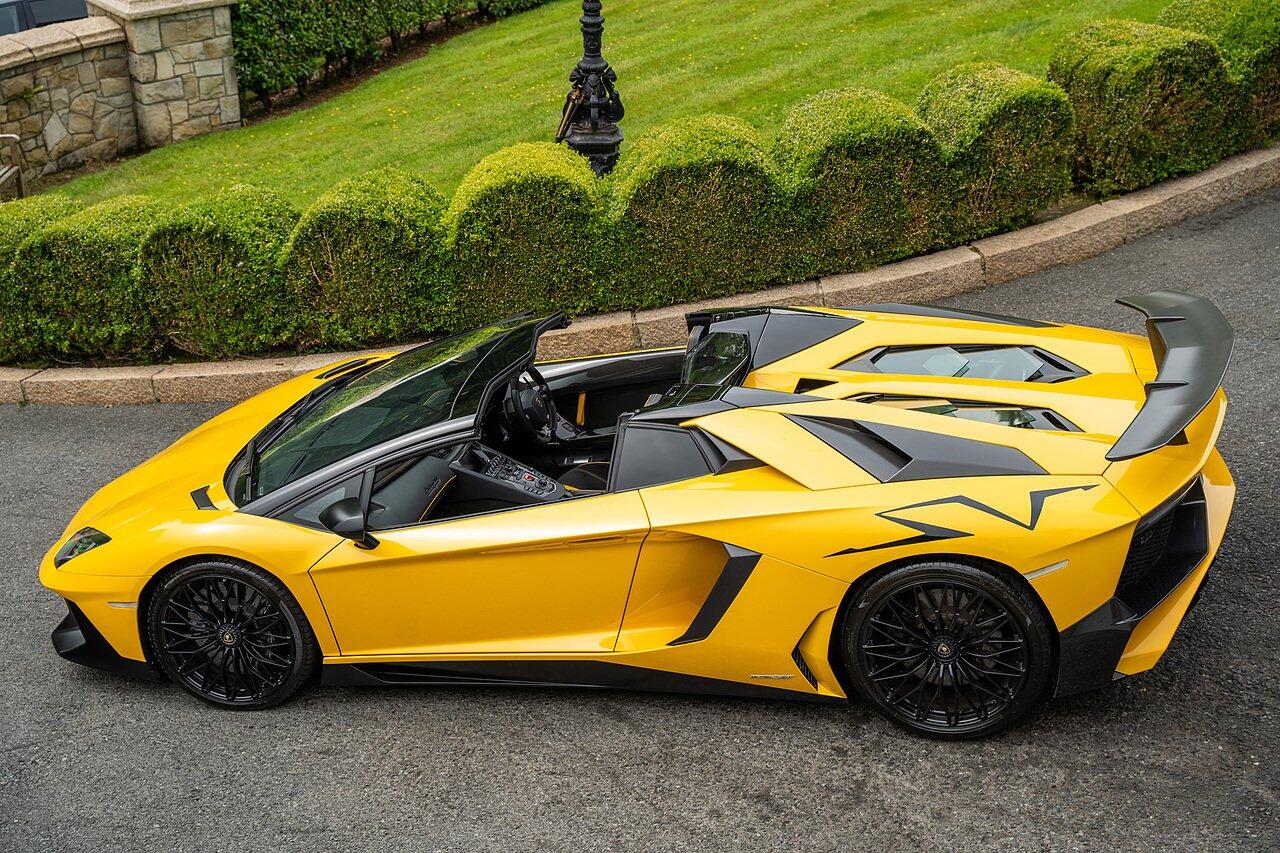 Lamborghini Aventador view 92