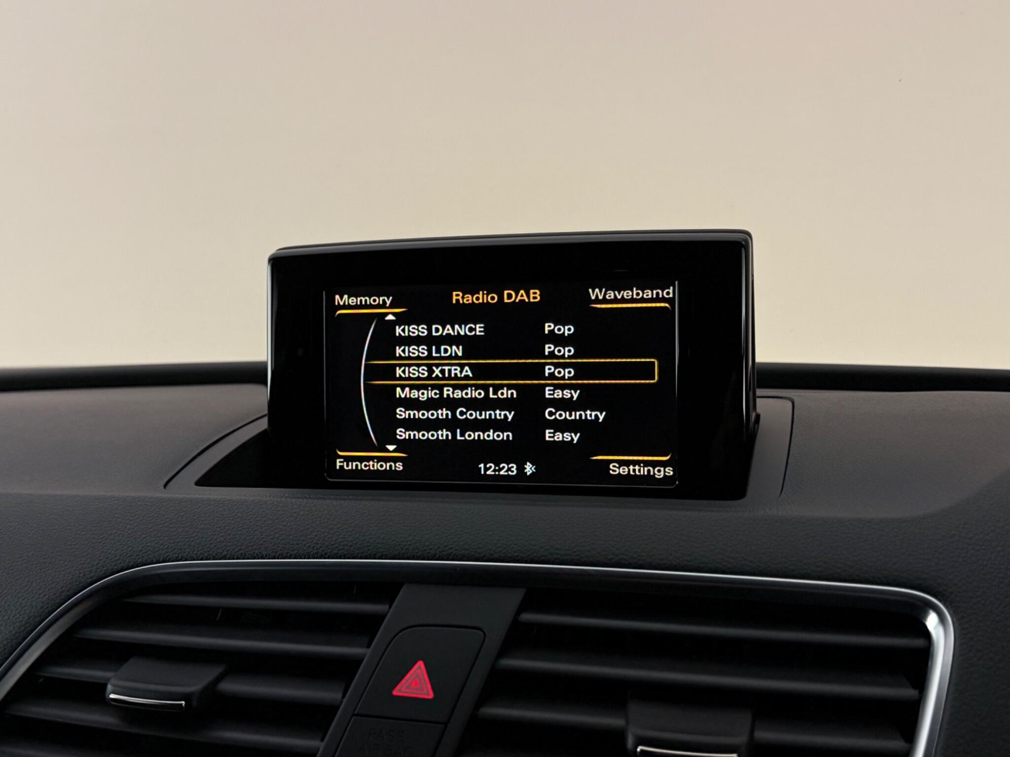 Audi Q3 view 32