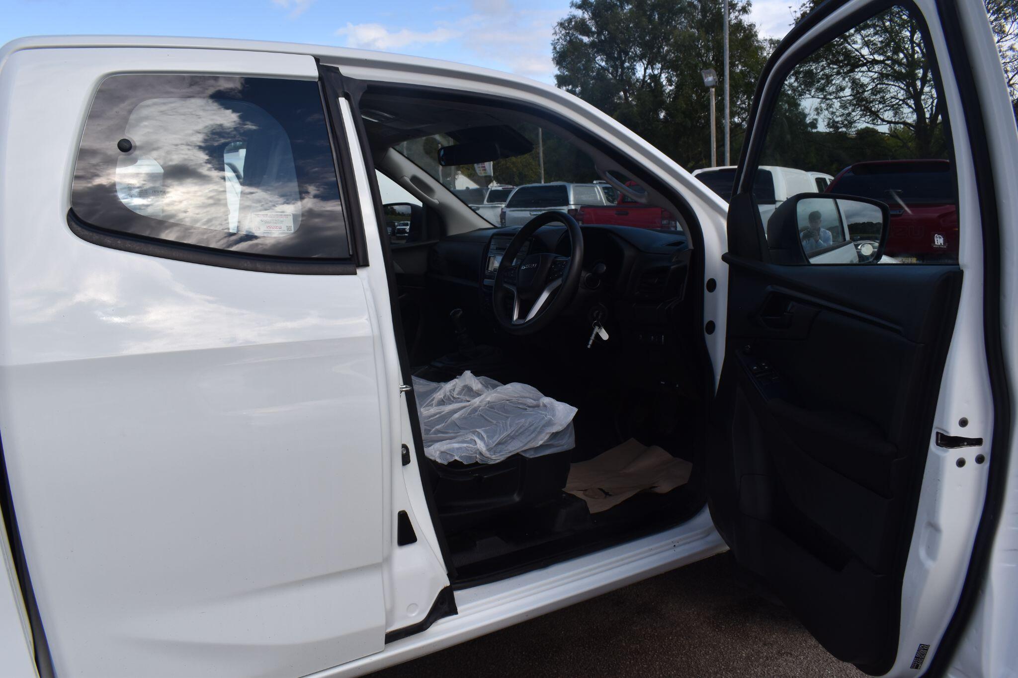 D-Max - 1.9 TD Utility 4WD Euro 6 (s/s) 2dr - Image 4