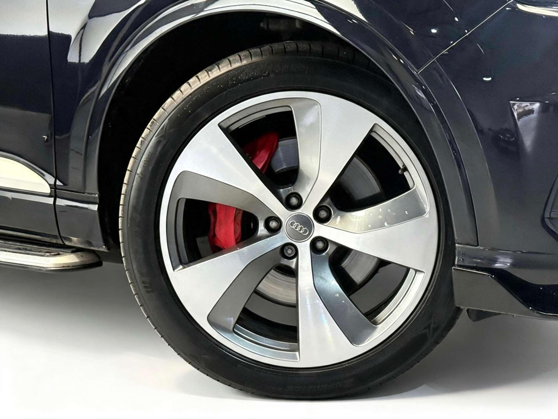 Audi Q7 view 3