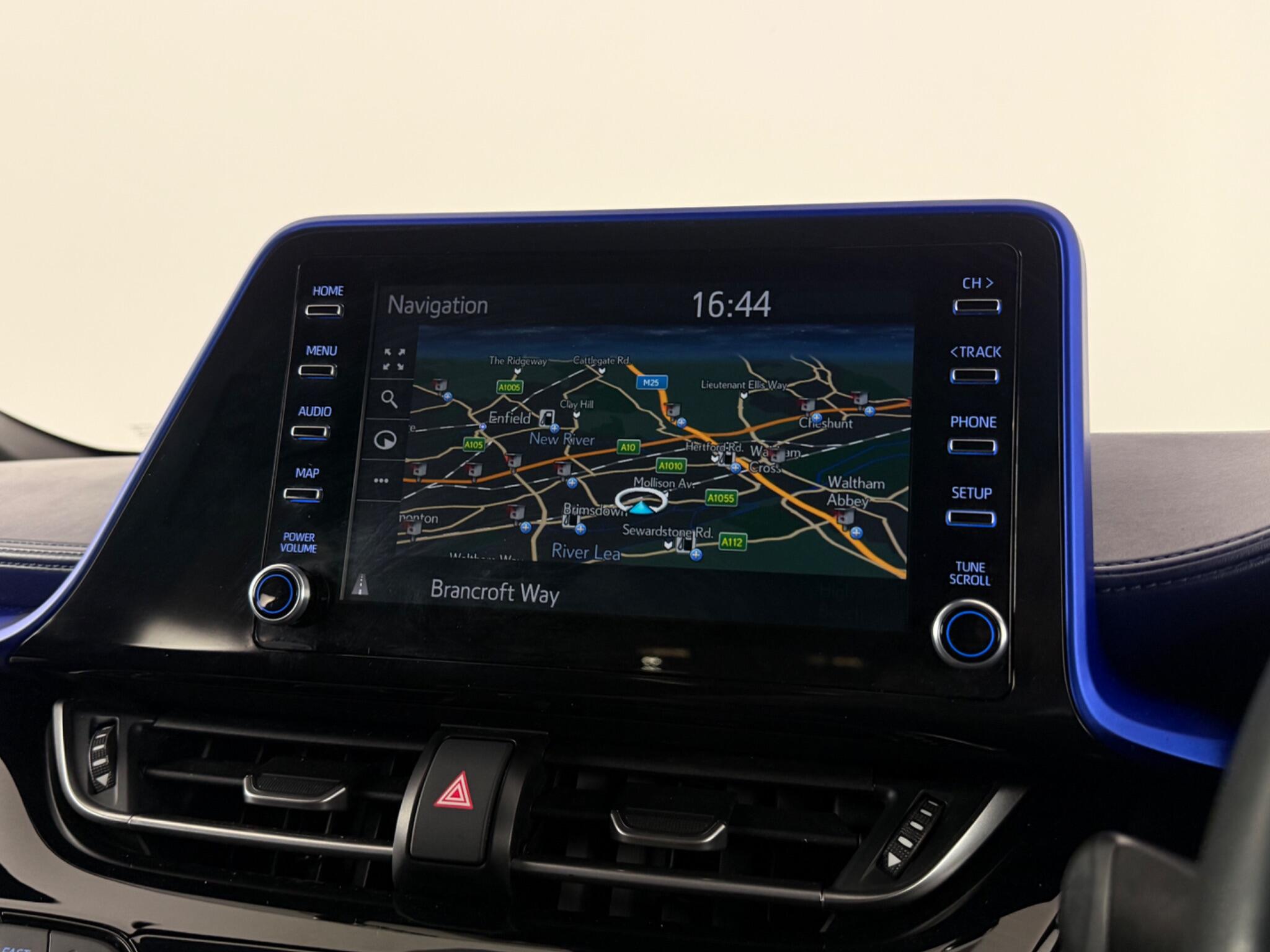 Toyota C-HR view 24