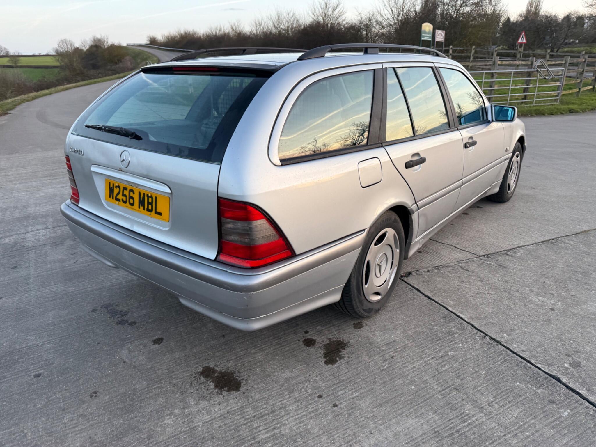 Mercedes-Benz C Class 2.4 C240 Classic 5dr — photo 22 of 66