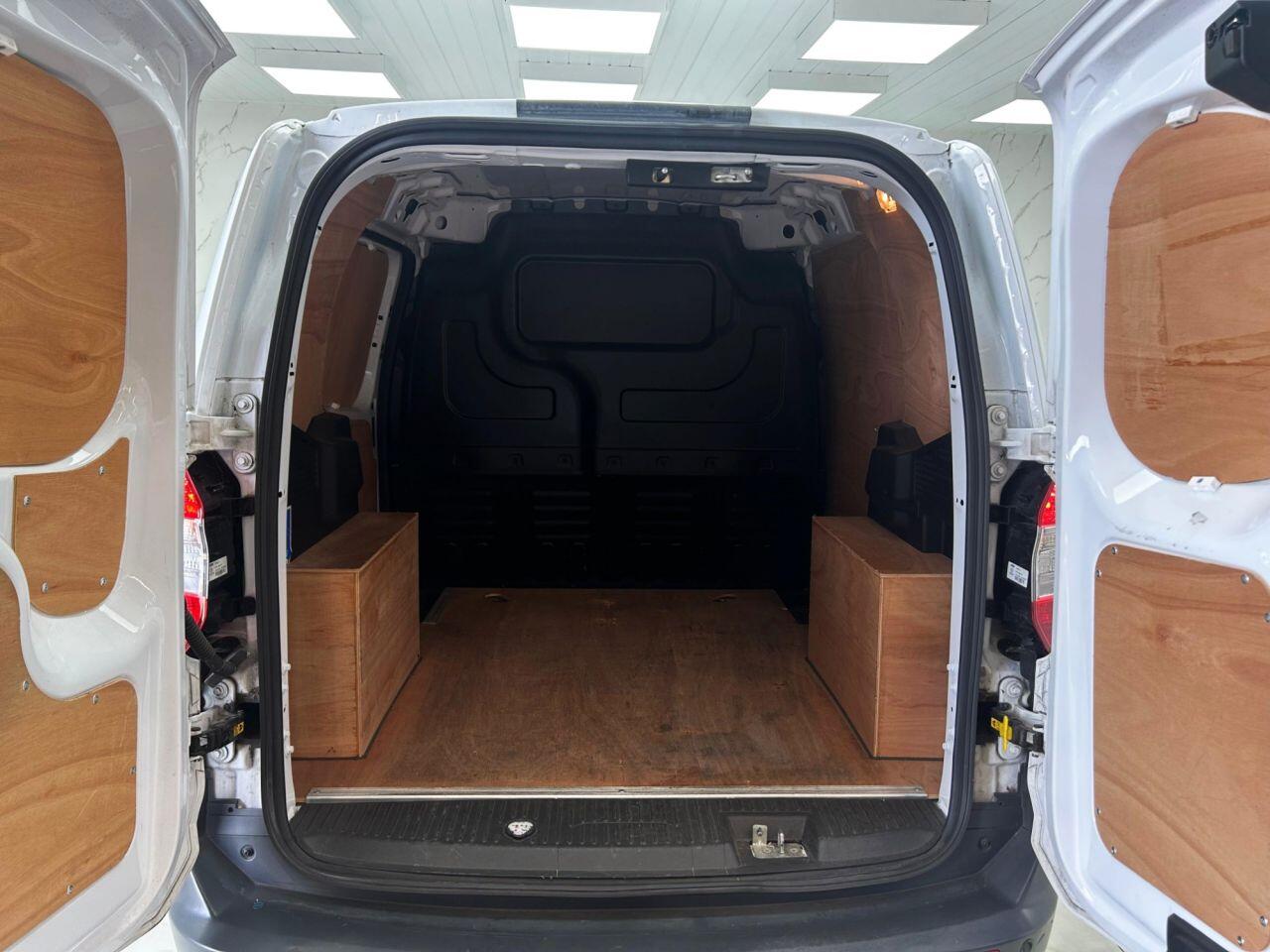 Ford Transit Courier view 21
