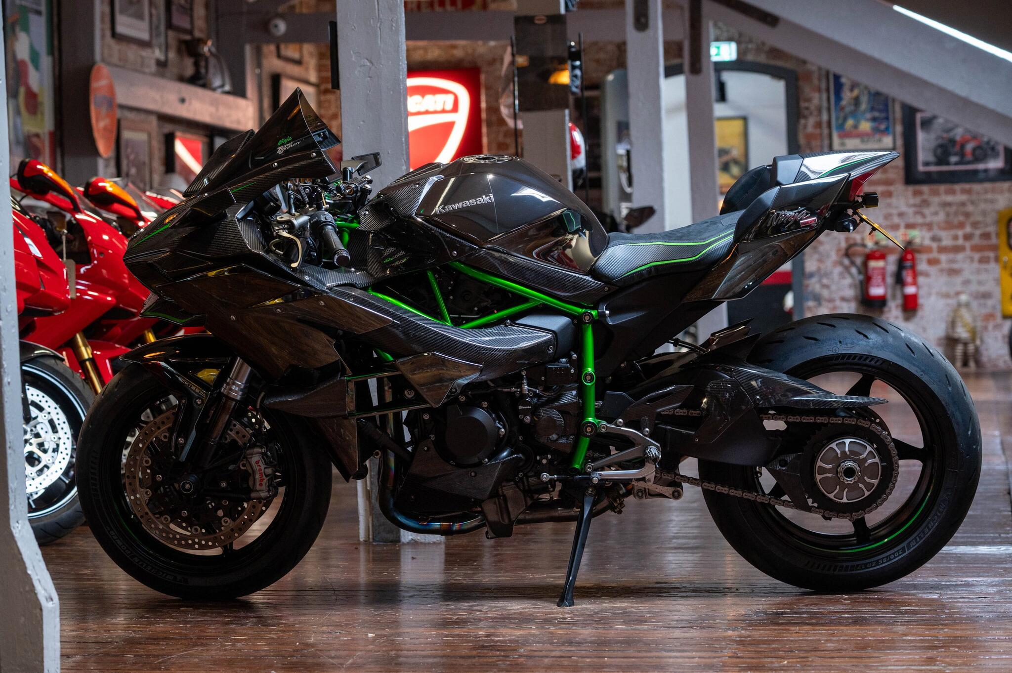 Kawasaki Ninja H2 view 2