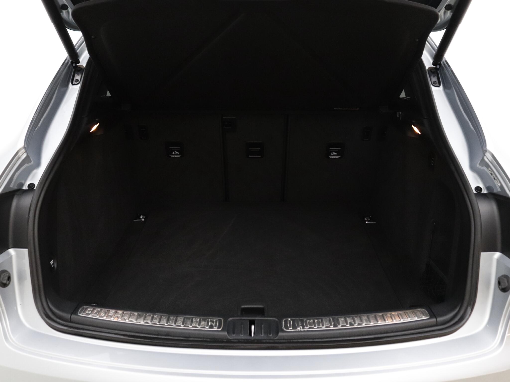 Porsche Macan view 19