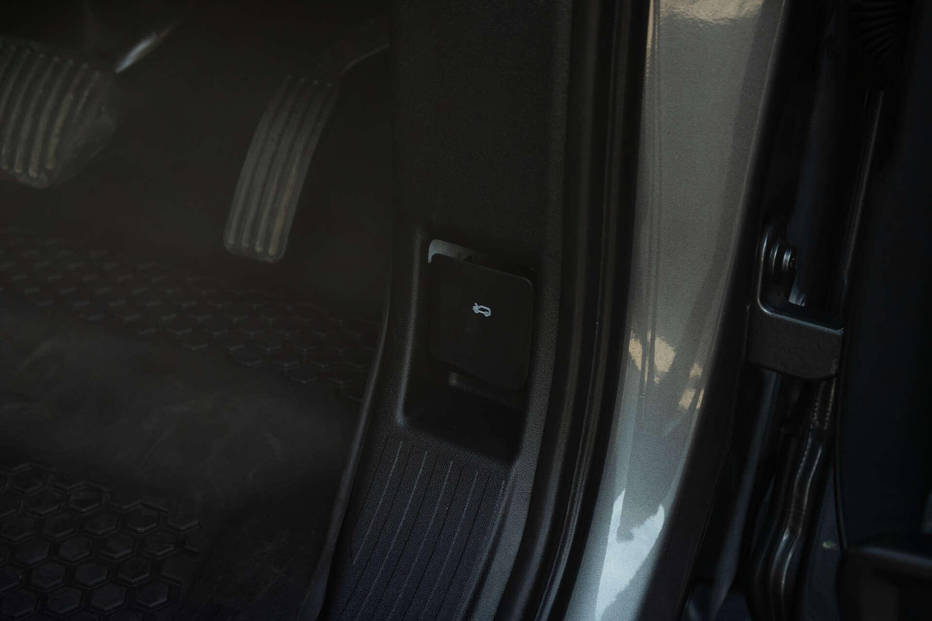 Land Rover Defender view 37