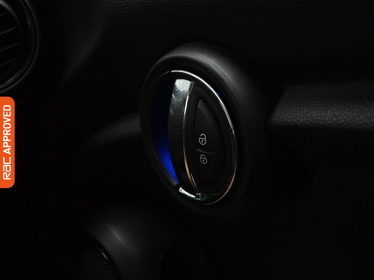 Mini Convertible view 23