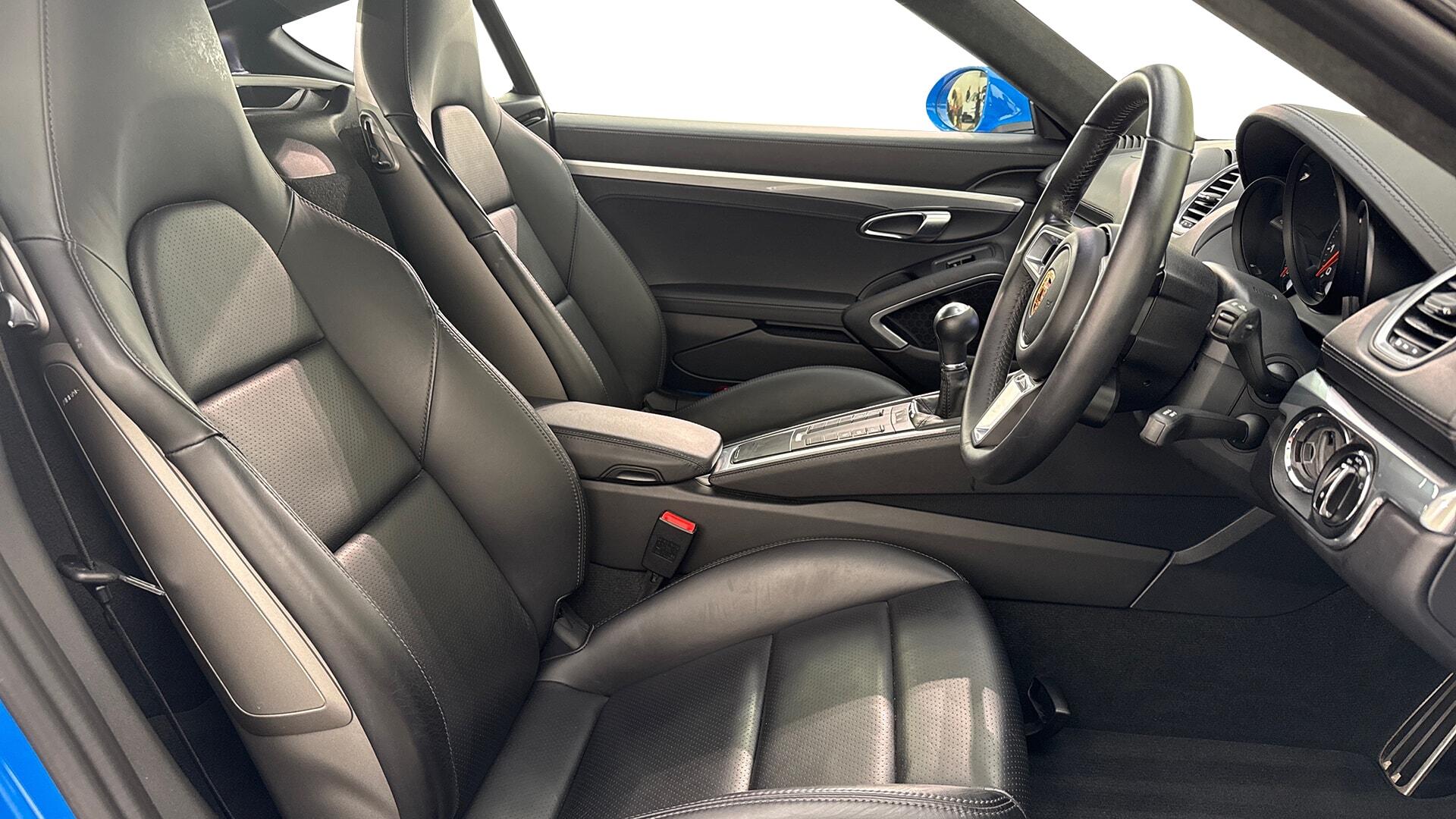 Porsche Cayman view 11