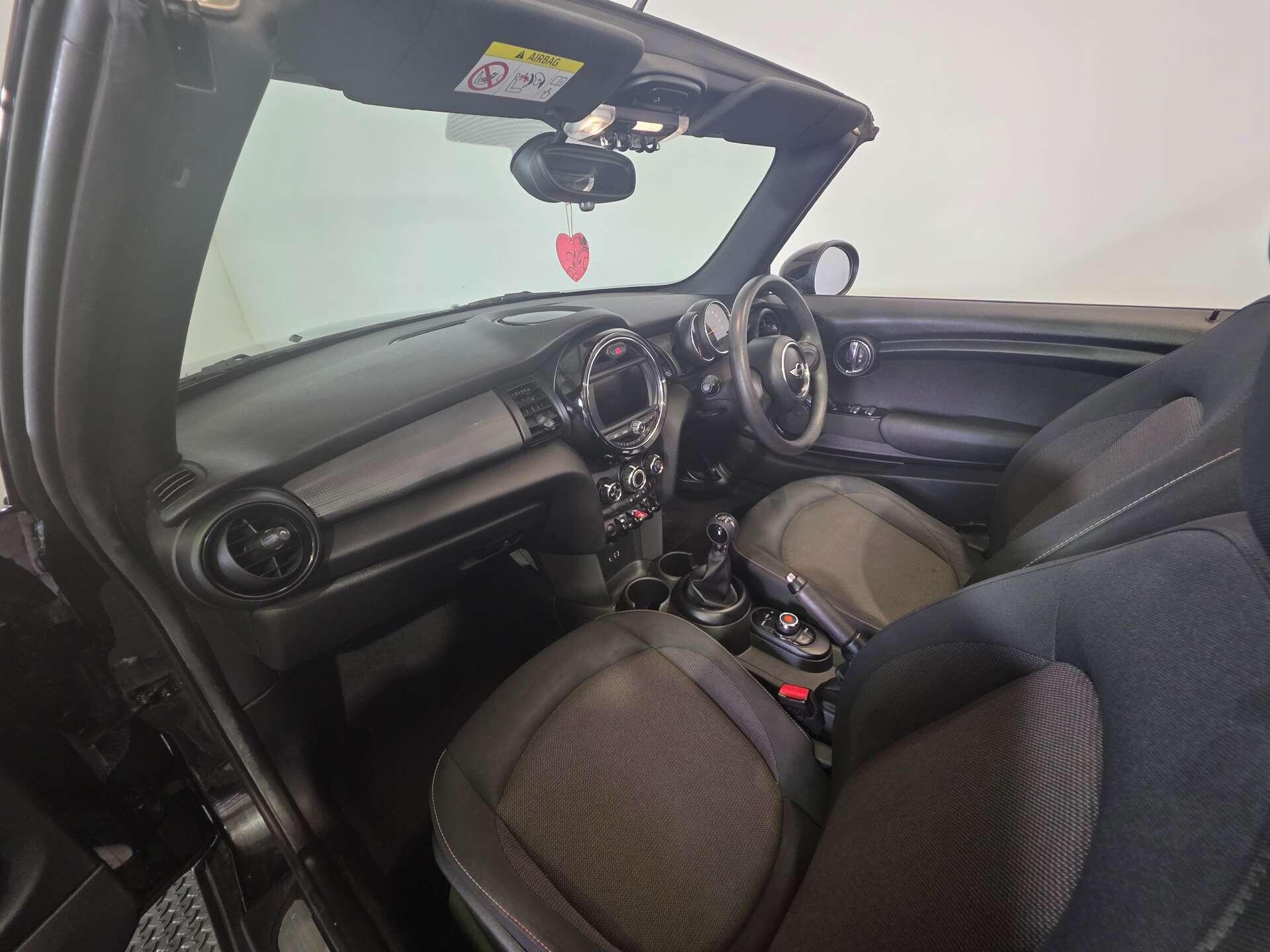 Mini Convertible view 52