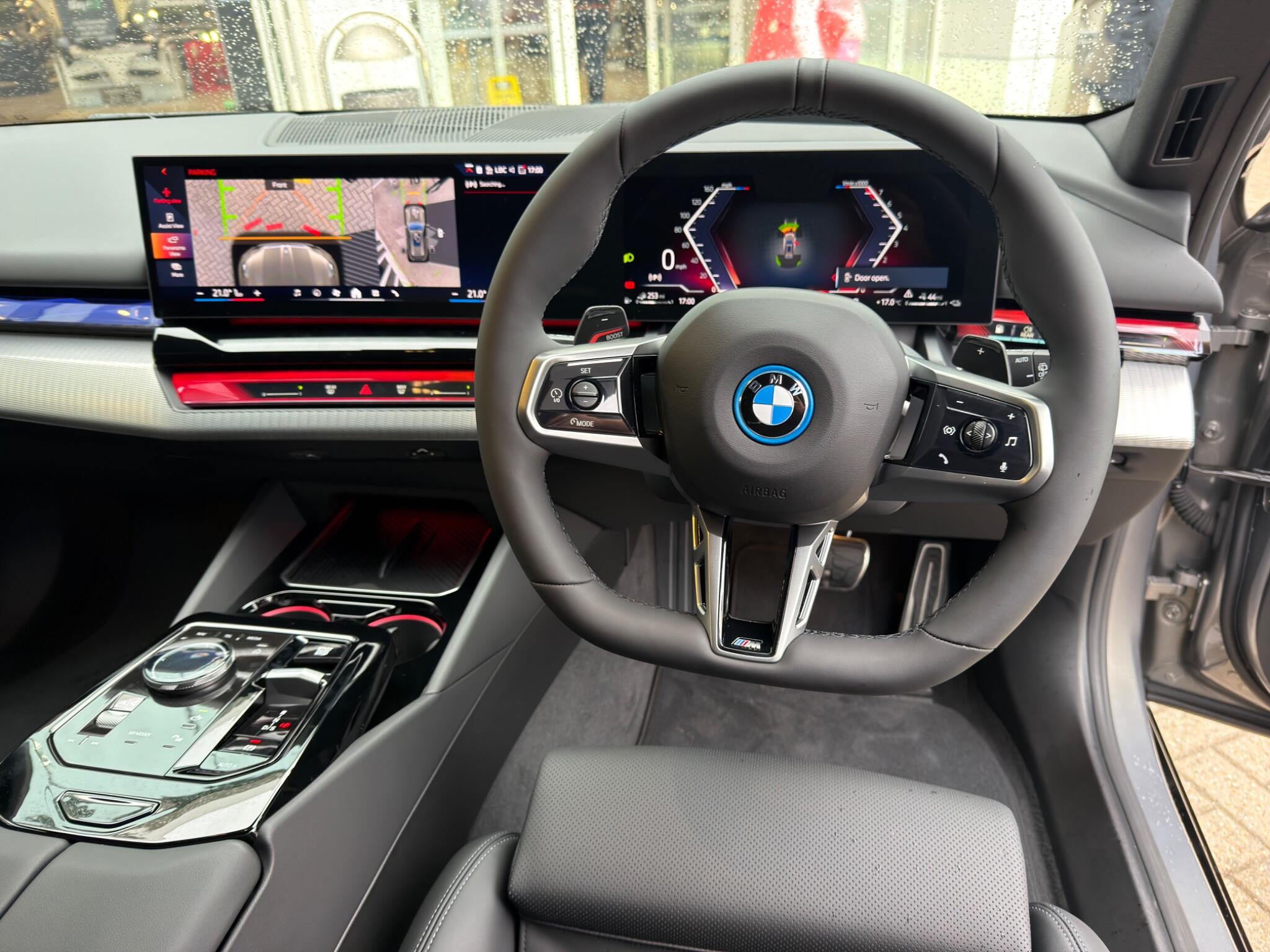 BMW 5 Series view 36