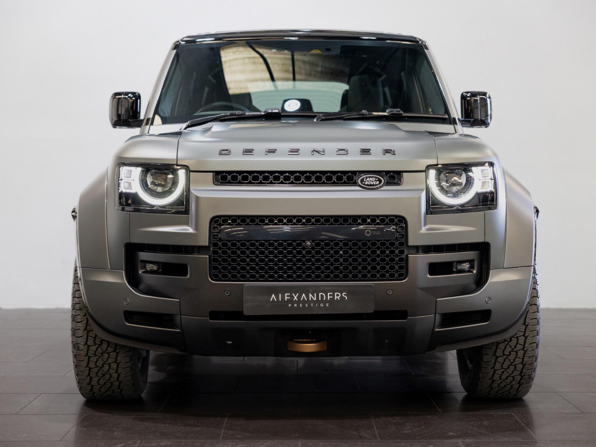 Land Rover Defender 110 view 28