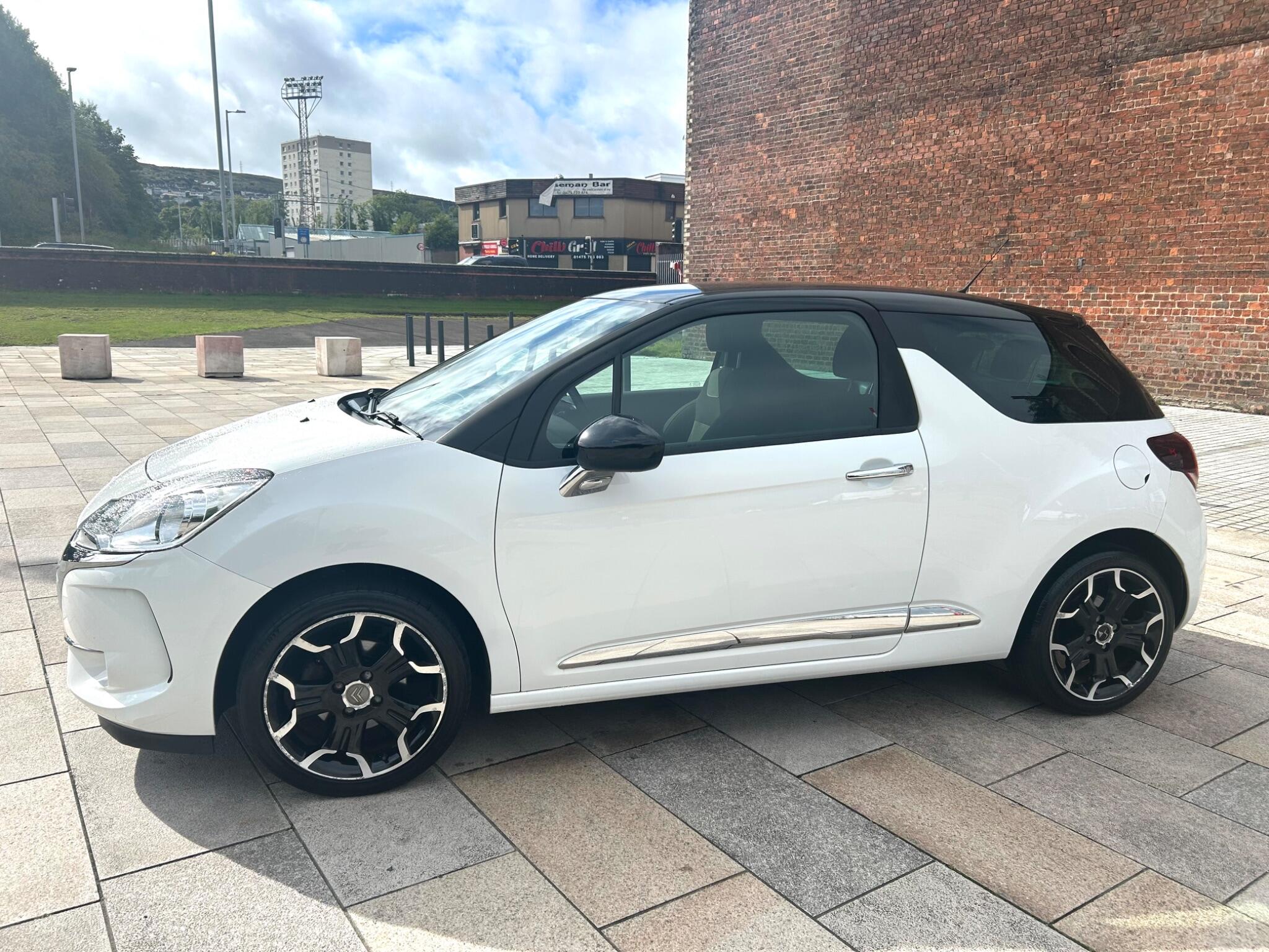 DS Automobiles DS 3 view 10