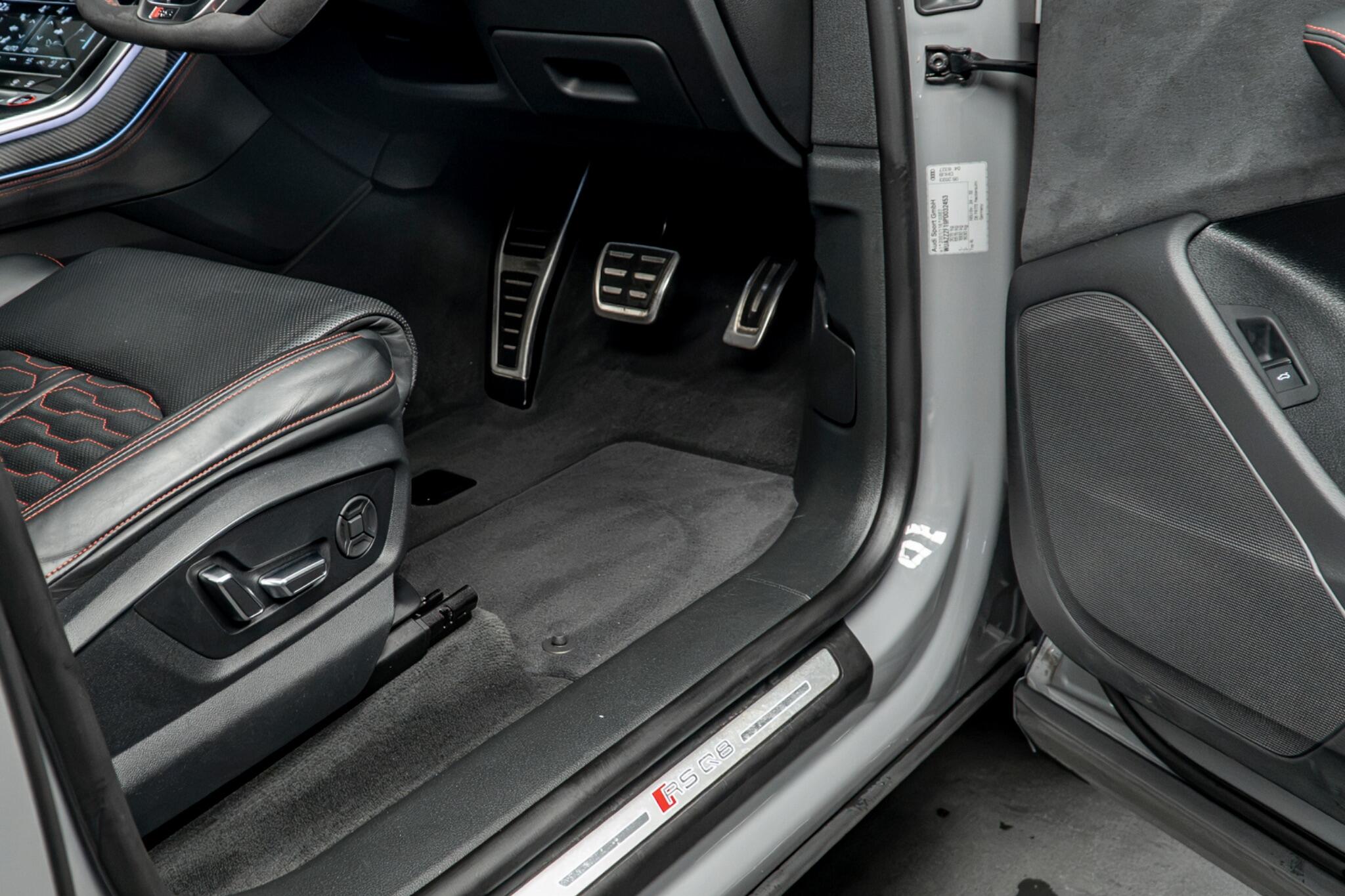 Audi RS Q8 view 42