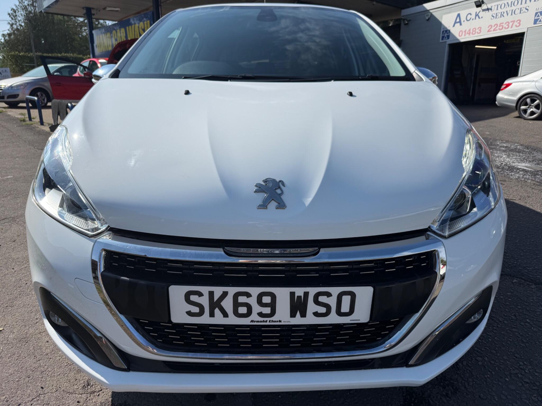 Peugeot 208 view 2