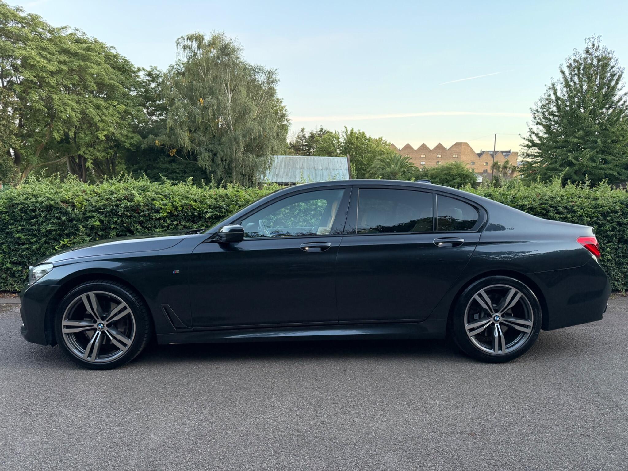 BMW 7 Series view 8