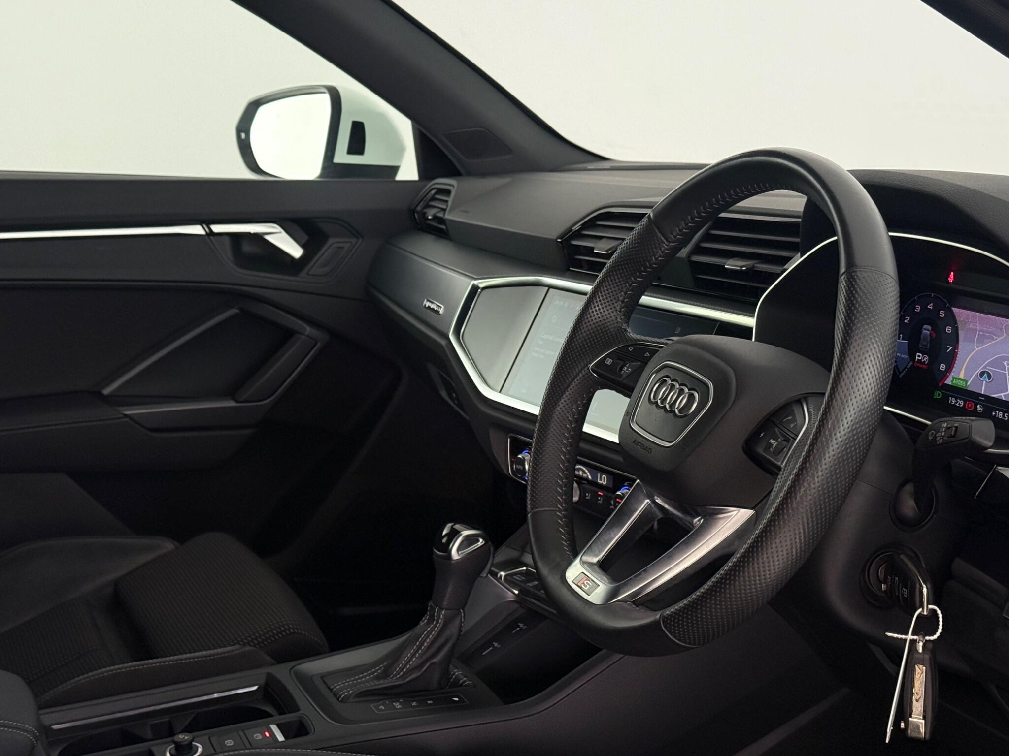 Audi Q3 view 3