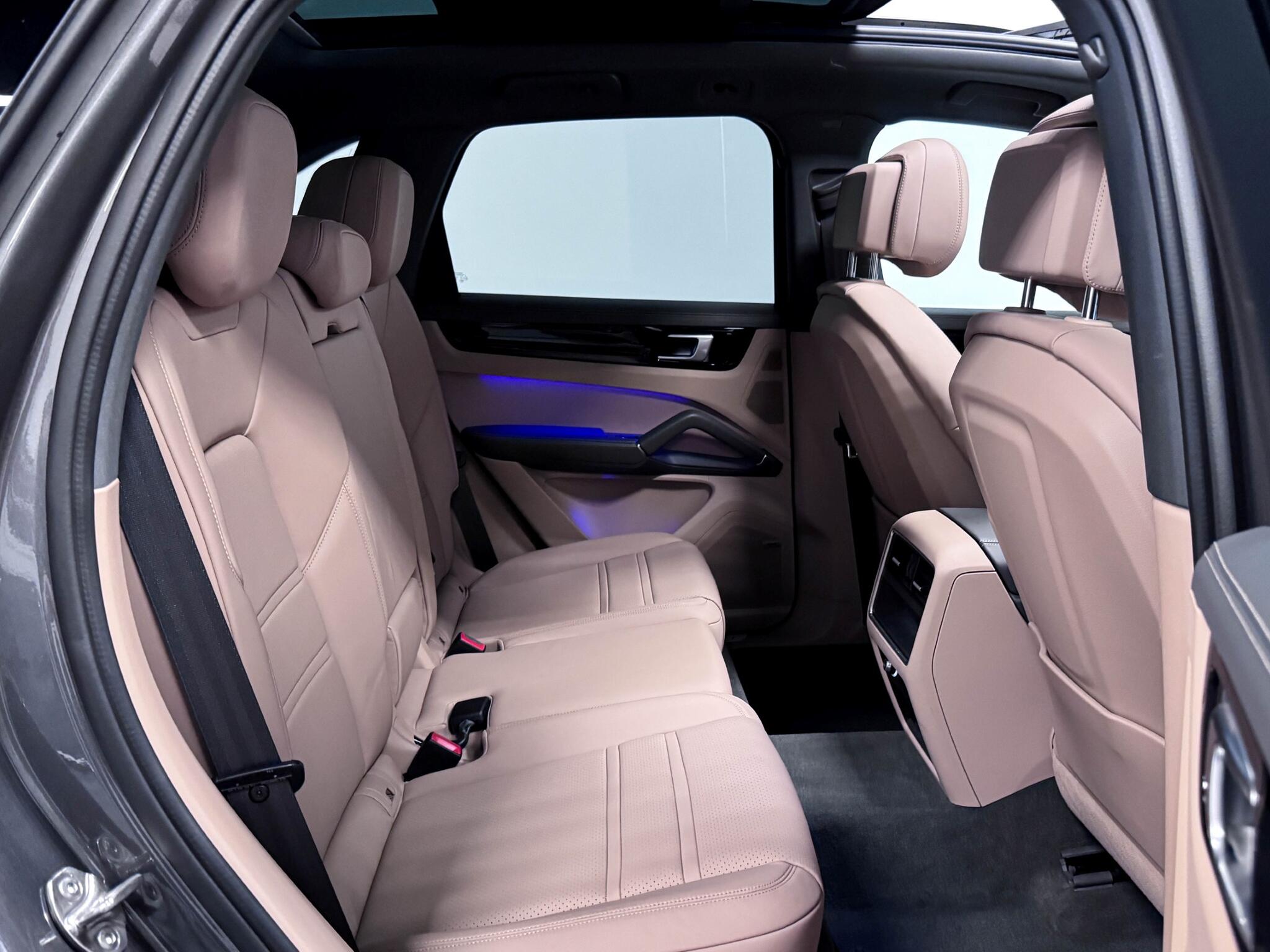 Porsche Cayenne view 18