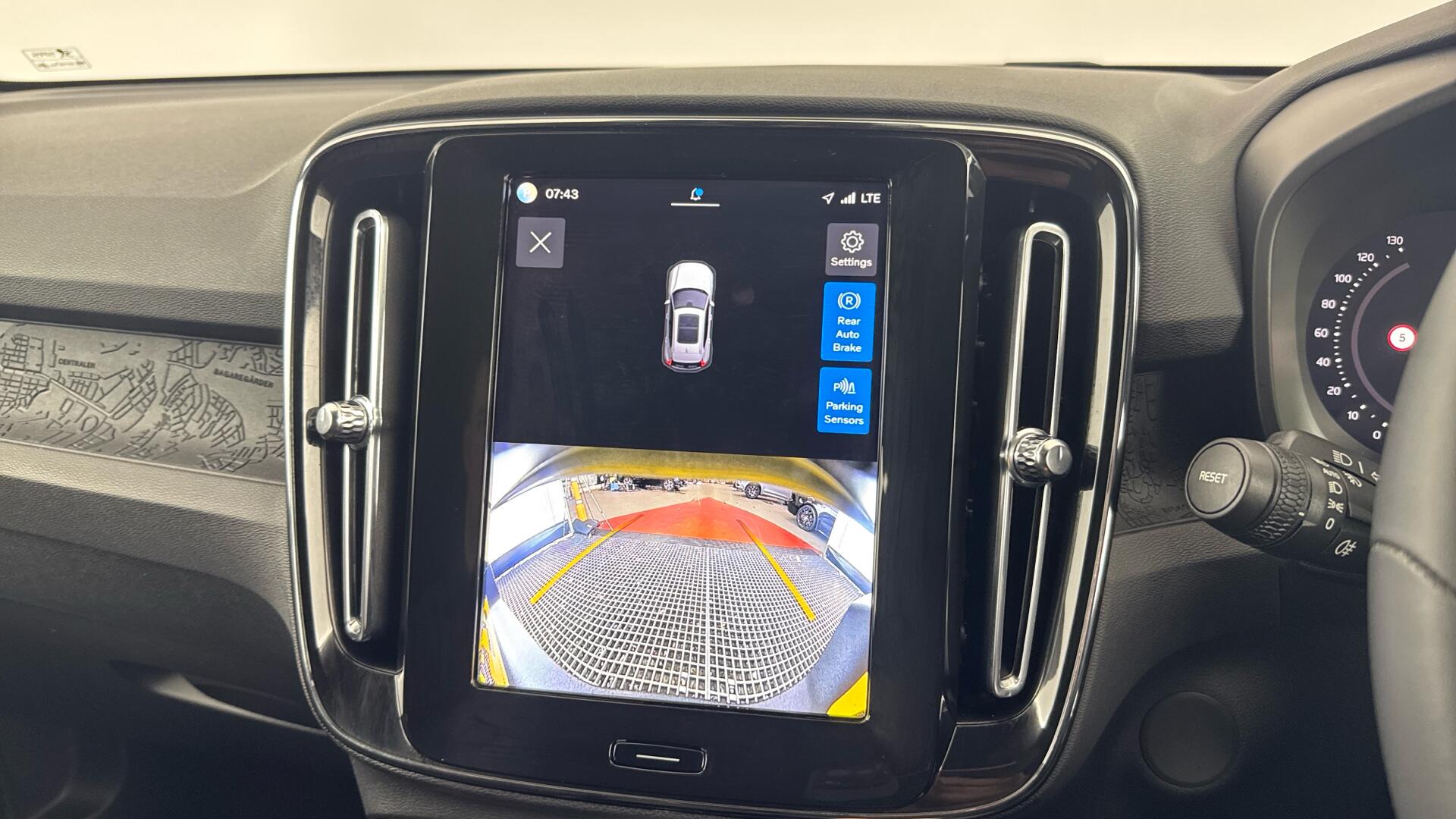 Volvo EX40 view 41