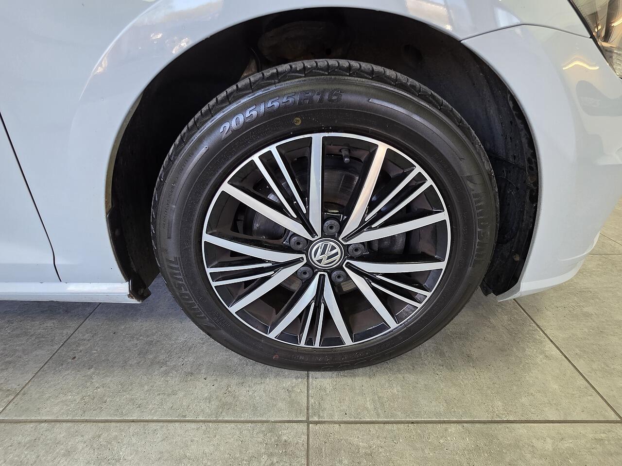 Volkswagen Golf view 23