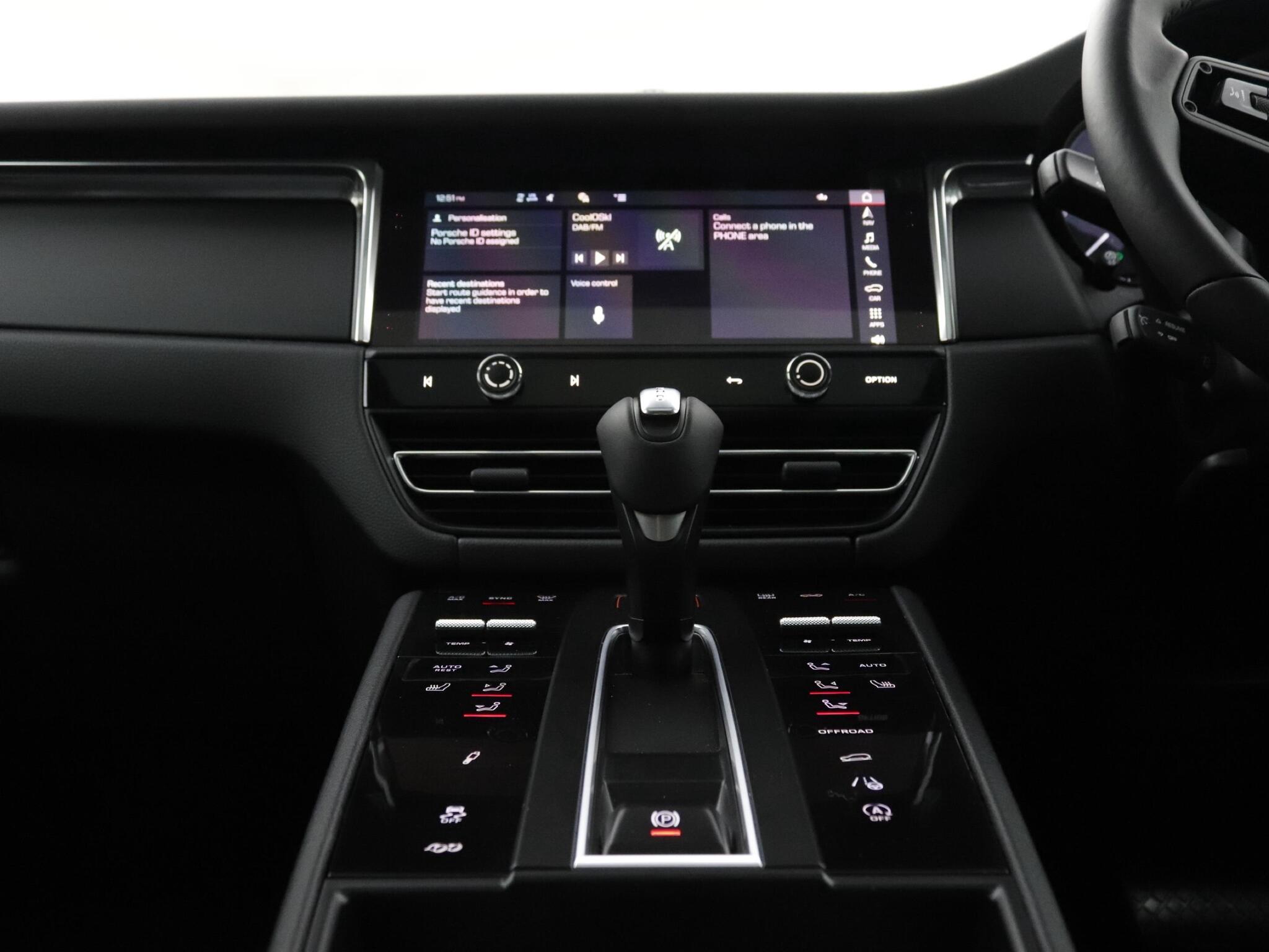 Porsche Macan view 12