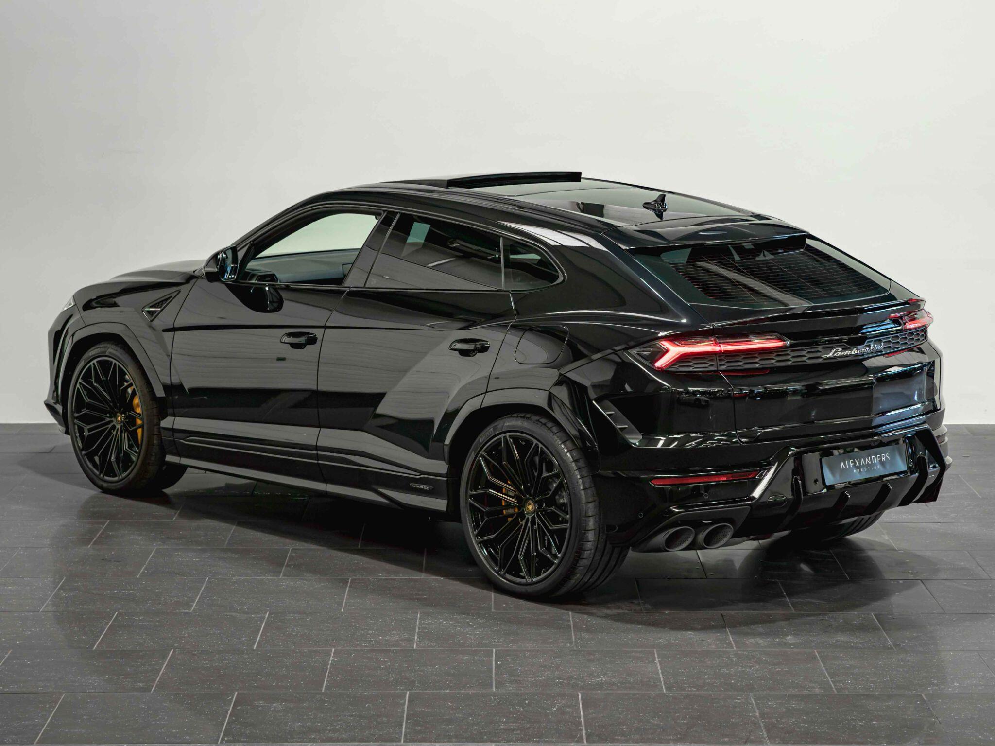 Lamborghini Urus view 5