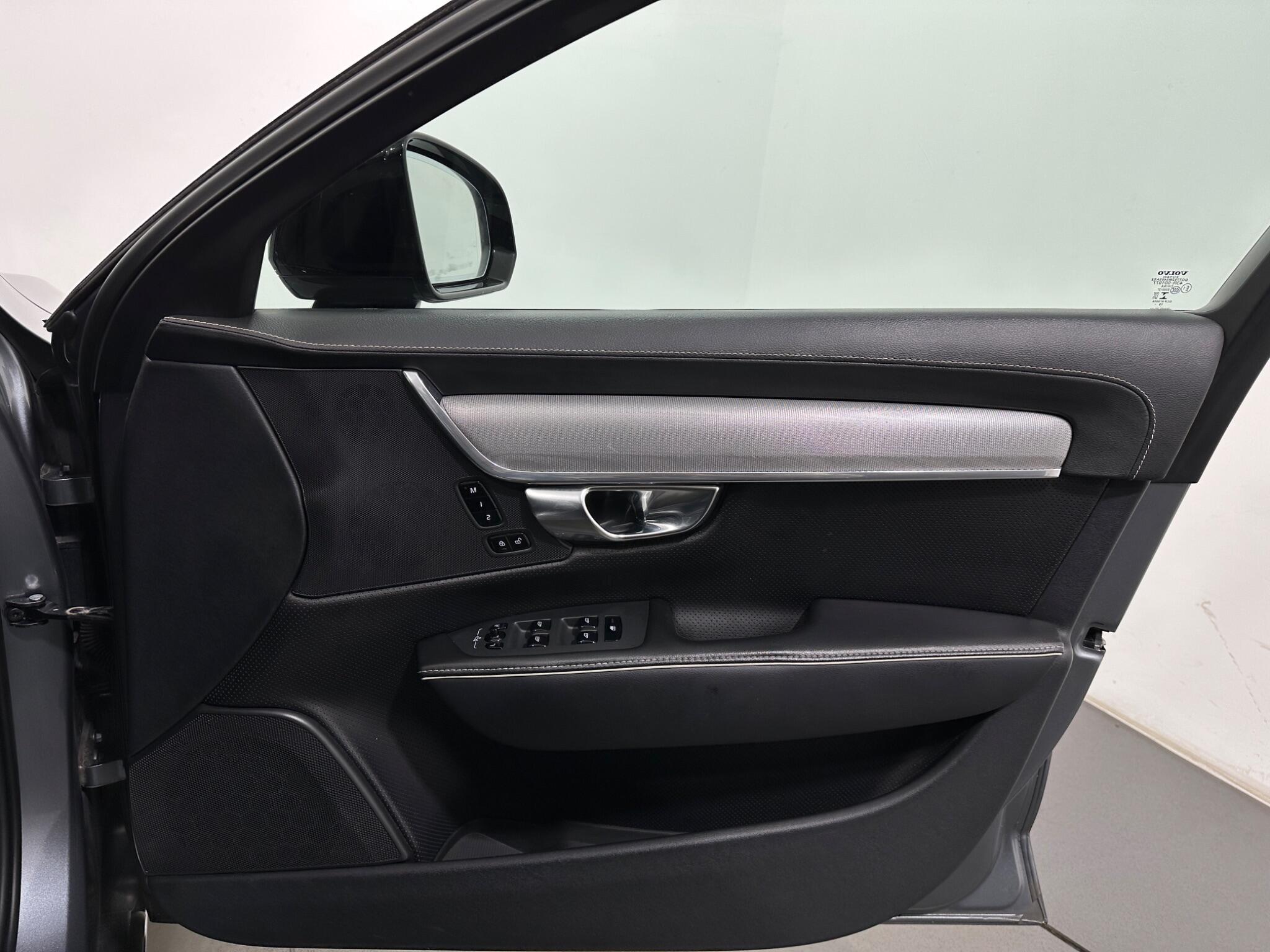Volvo S90 view 34