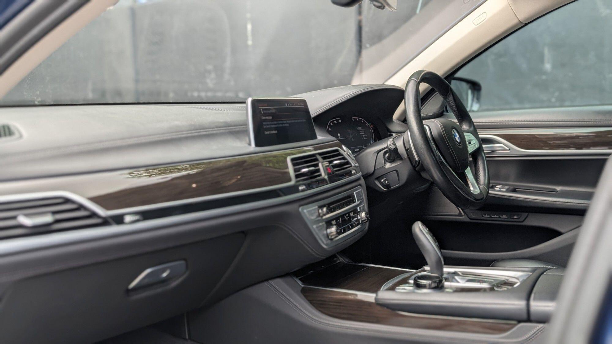 BMW 7 Series view 11