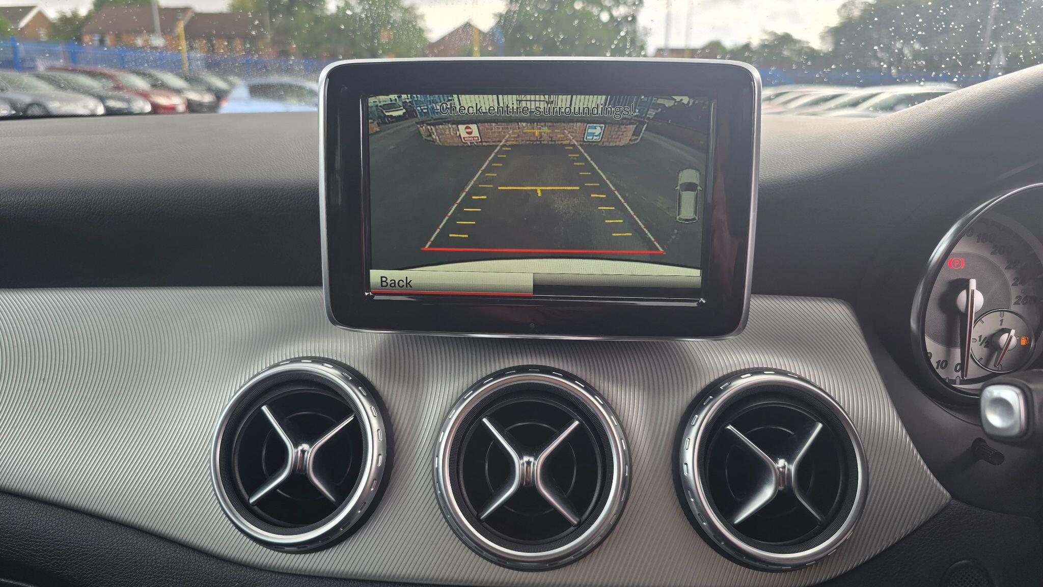 Mercedes-Benz GLA view 9