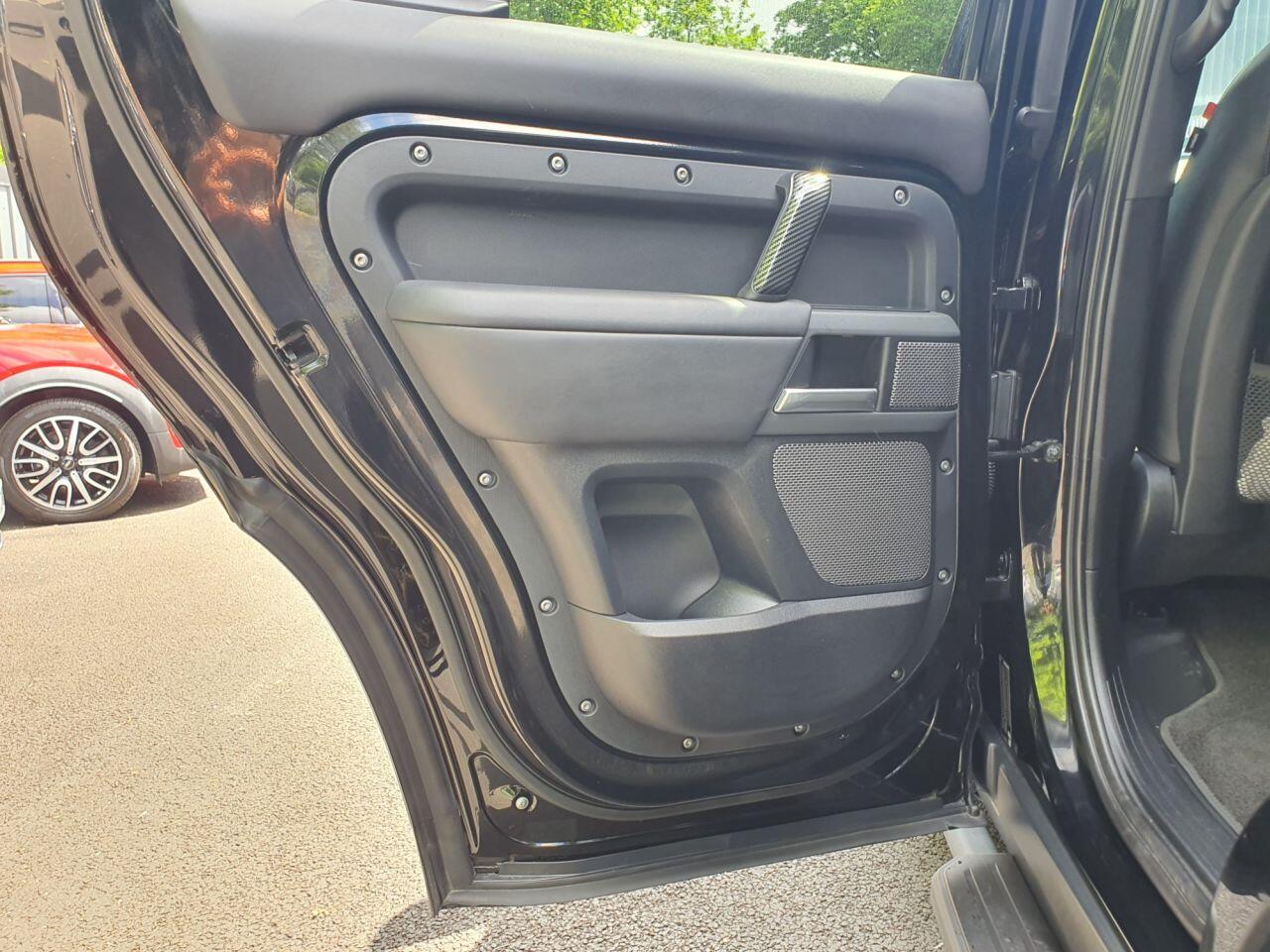 Land Rover Defender 110 view 36