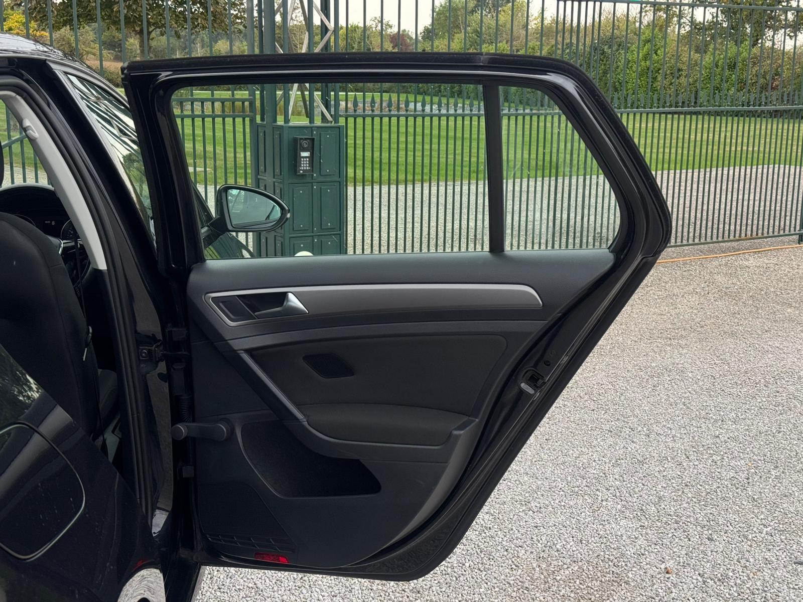 2013 Volkswagen Golf image 23