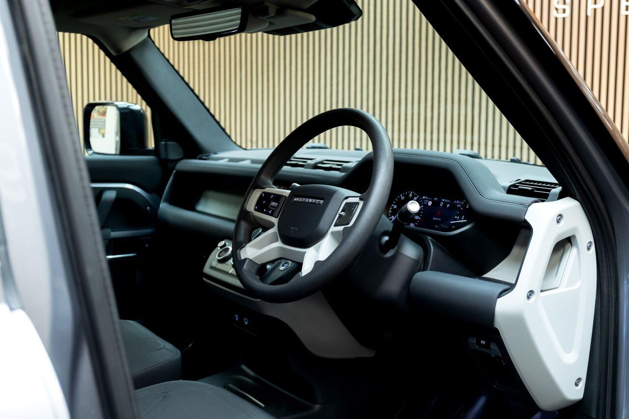 Land Rover Defender 110 view 39