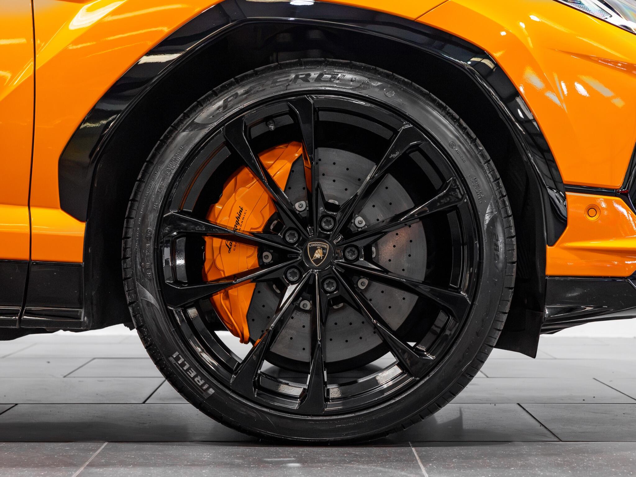 Lamborghini Urus view 4