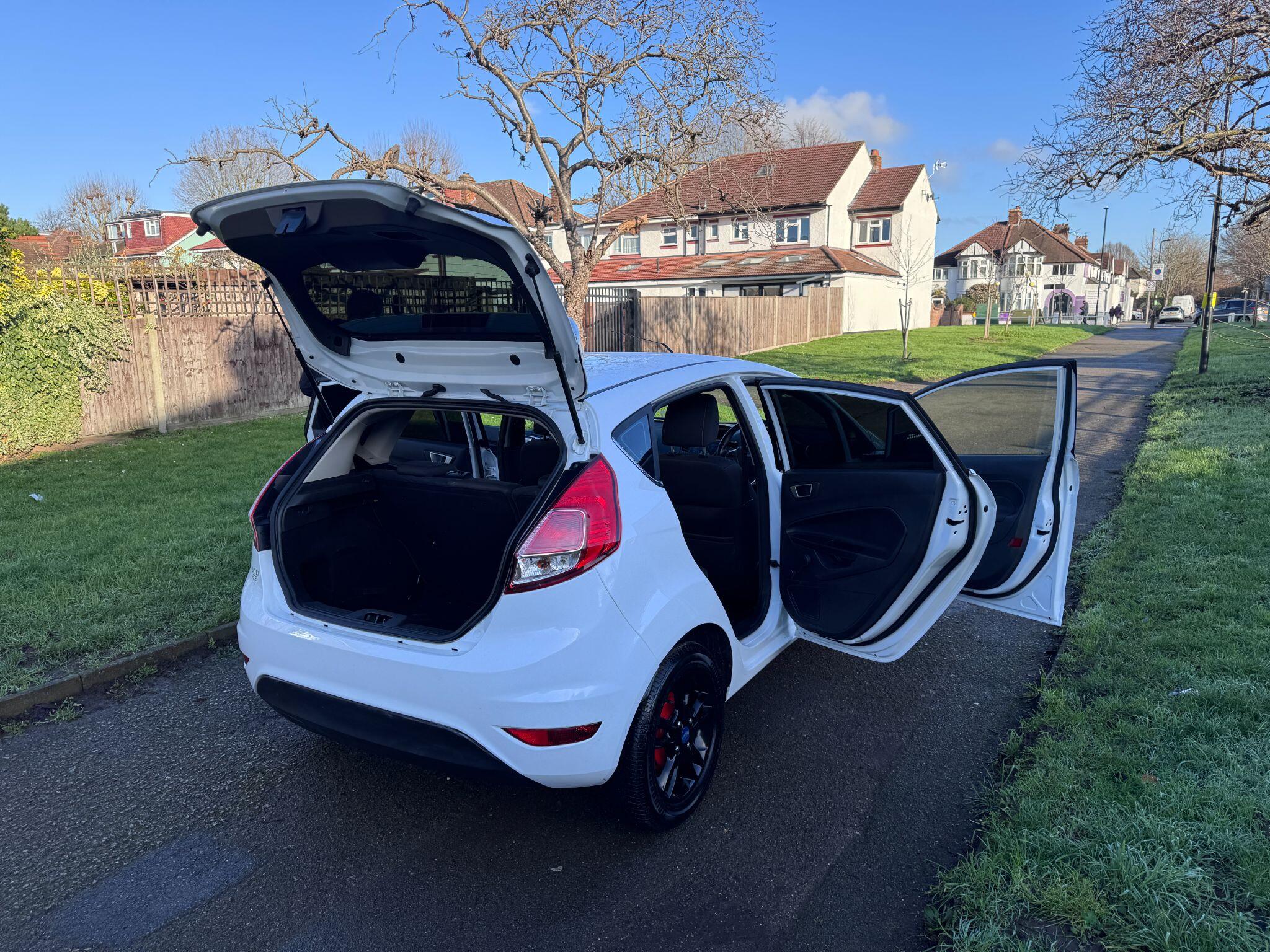 2016 Ford Fiesta image 43