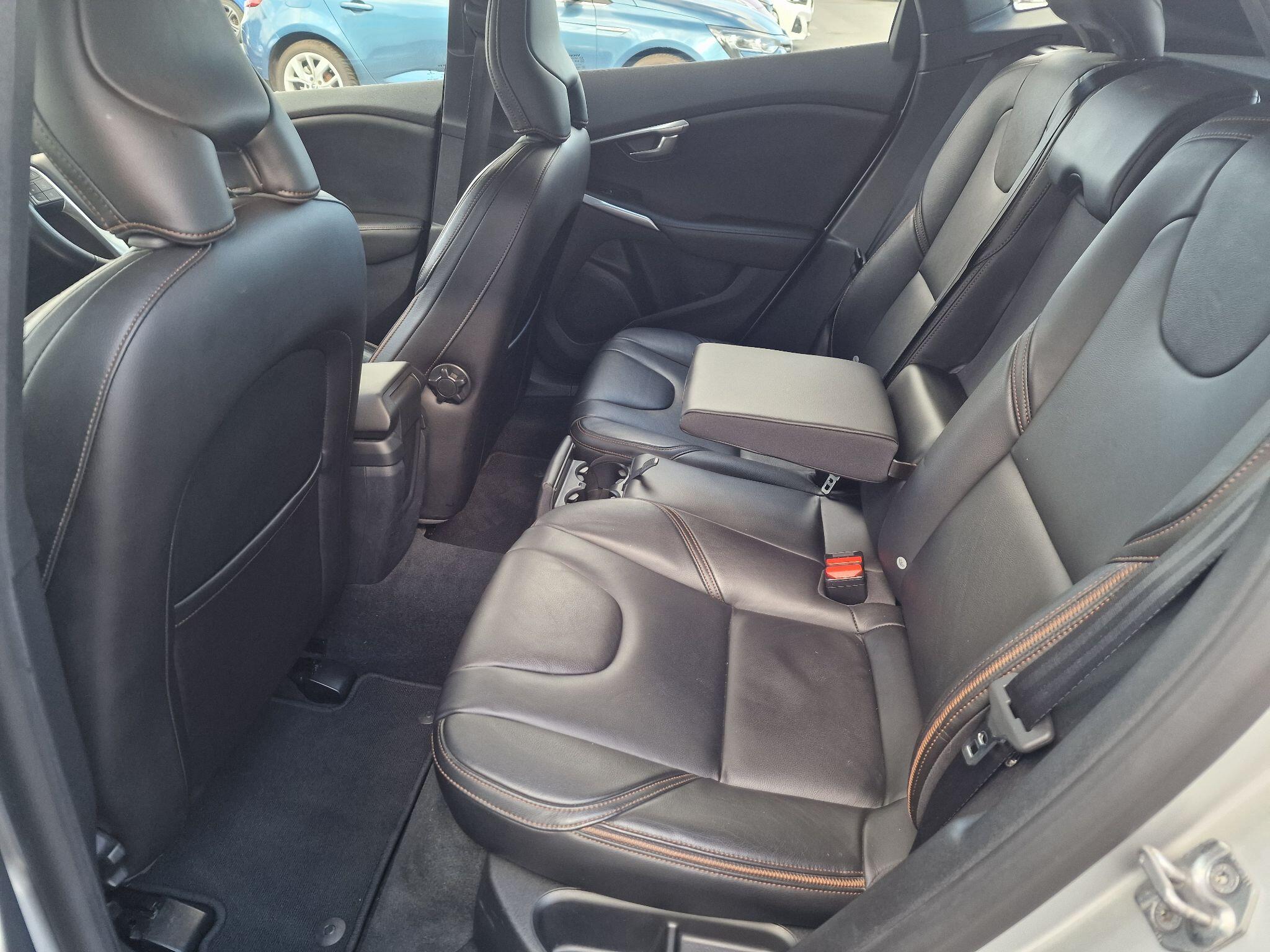 Volvo V40 Cross Country view 29