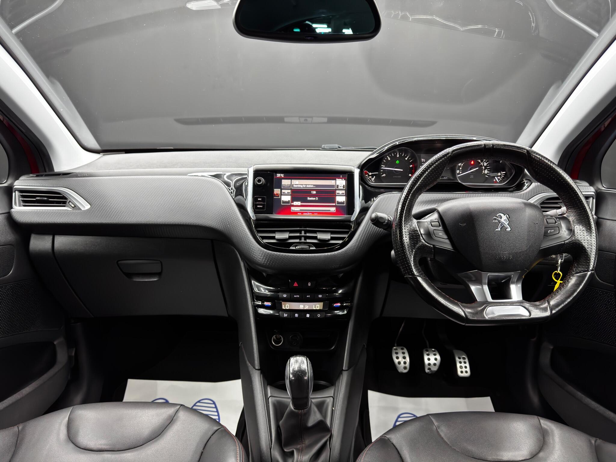 Peugeot 208 view 10