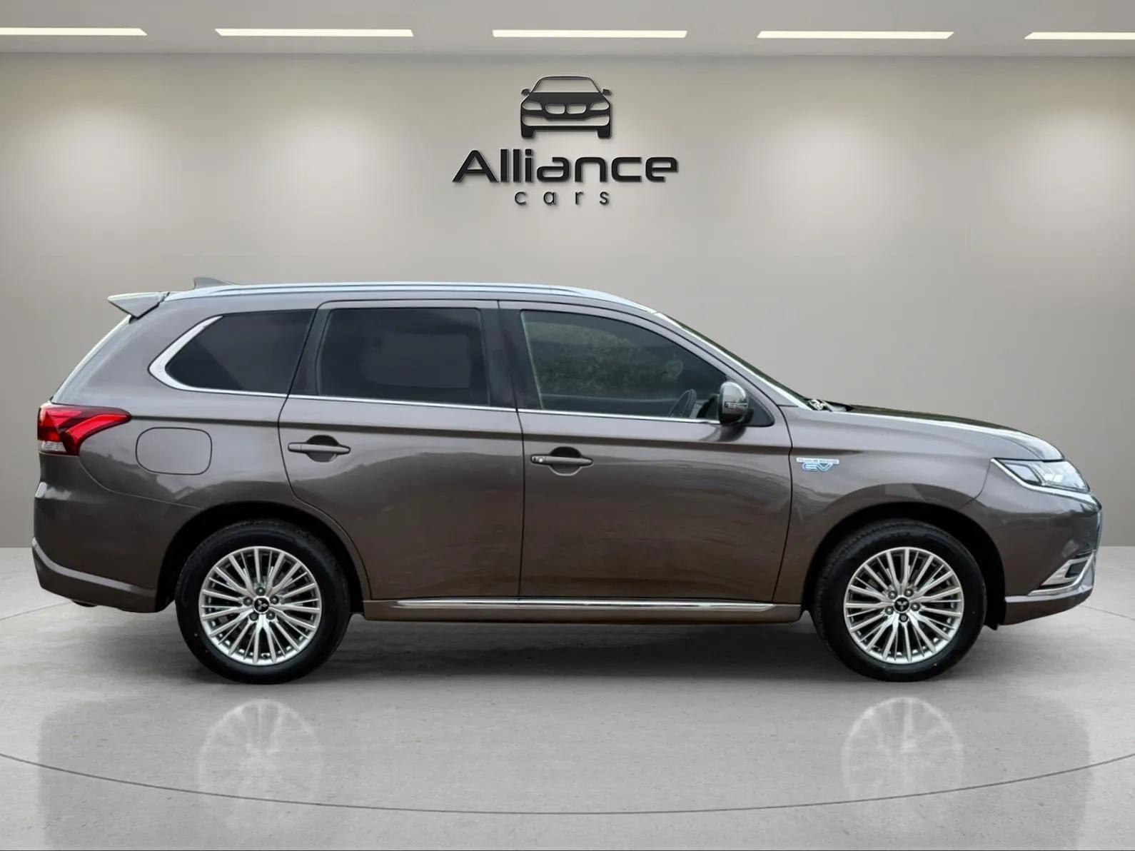 Mitsubishi Outlander view 12