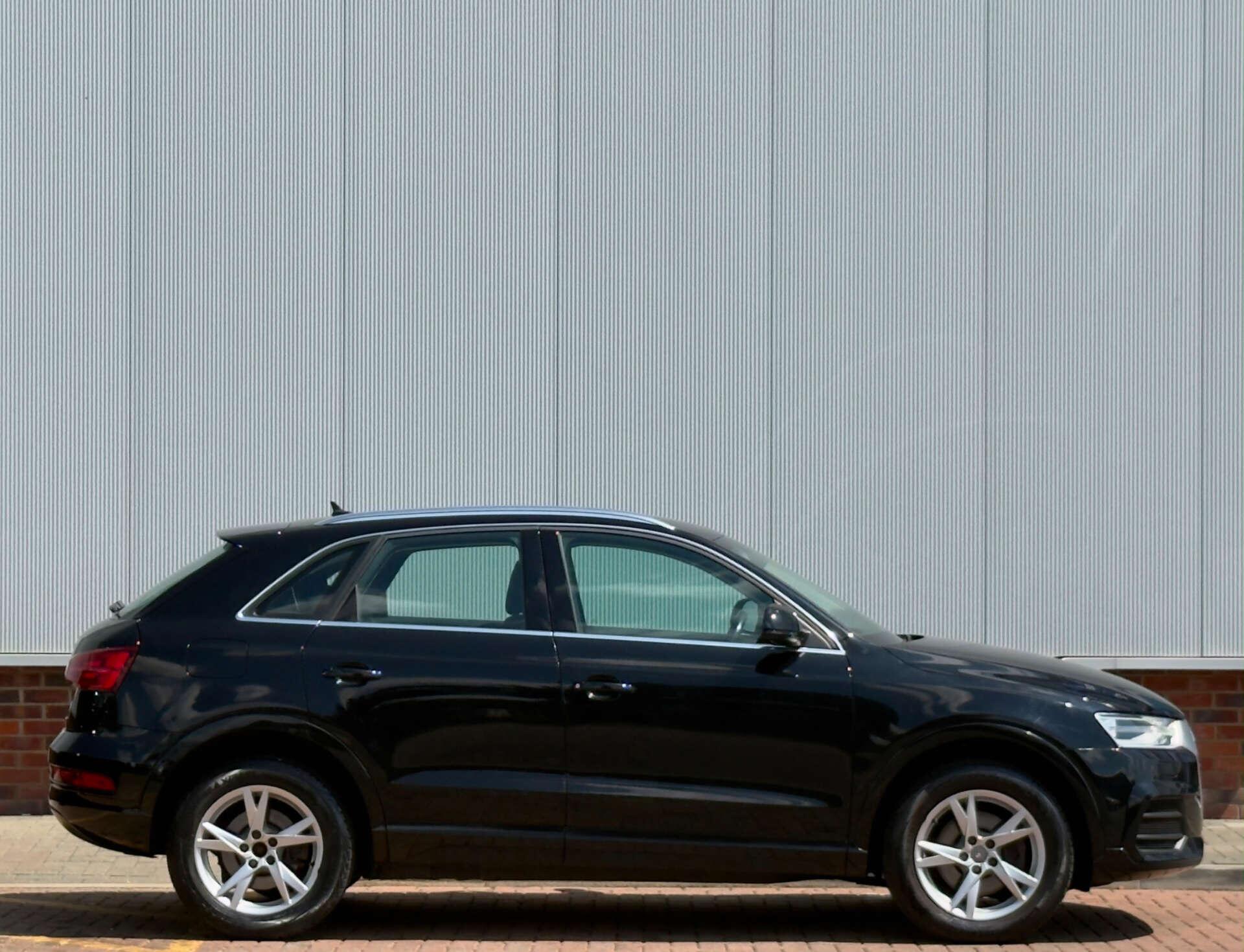 Audi Q3 view 9