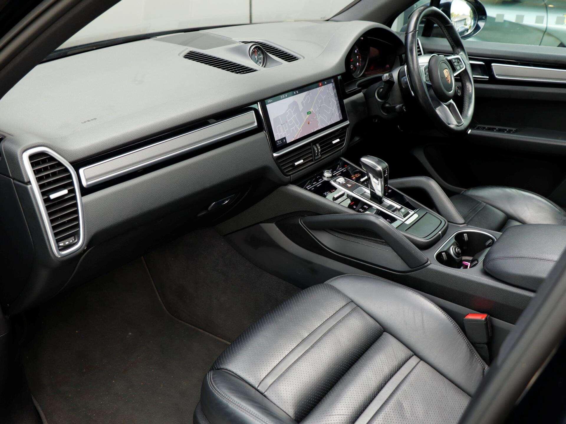 Porsche Cayenne view 9