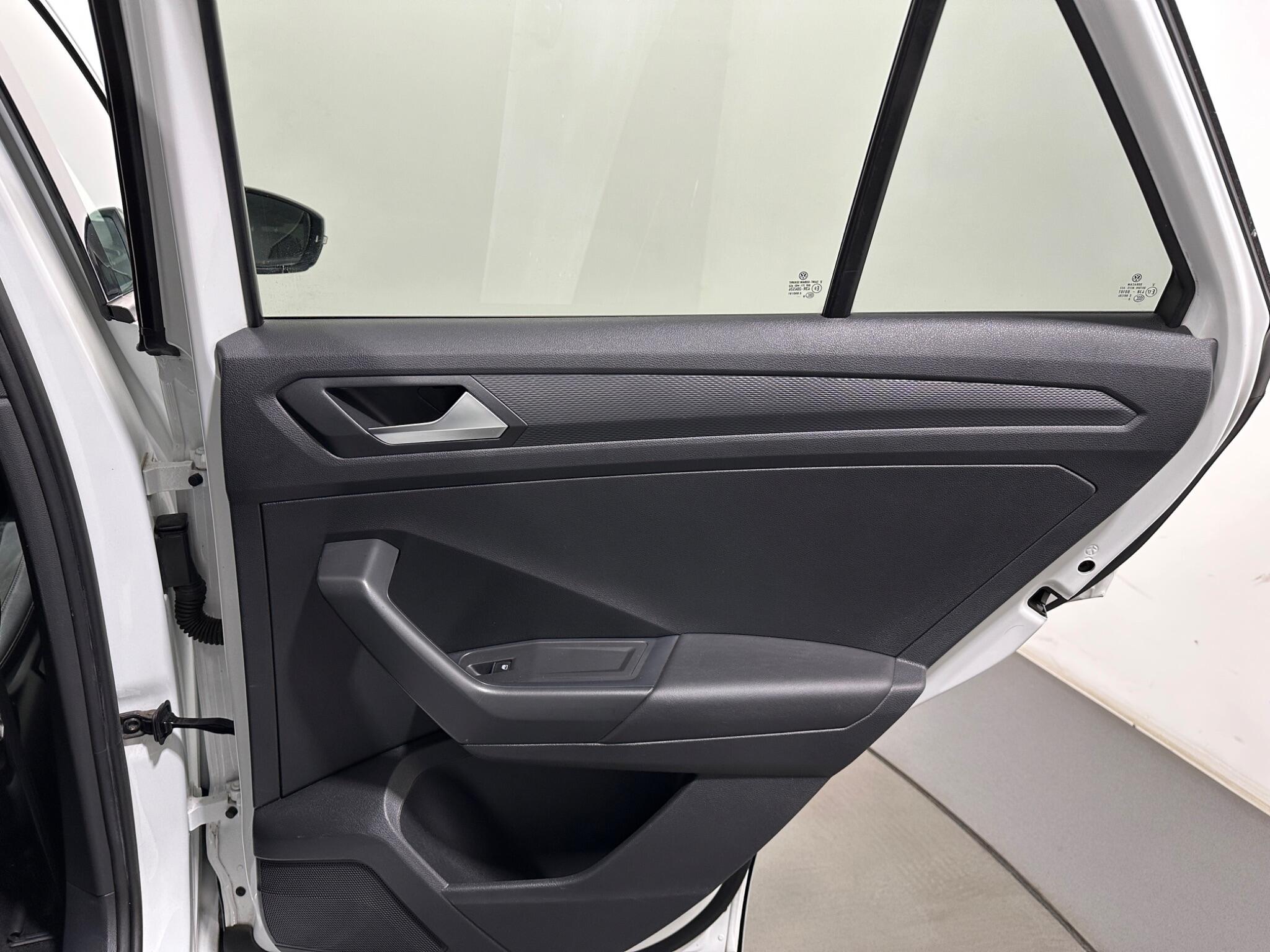 Volkswagen T-Roc view 43