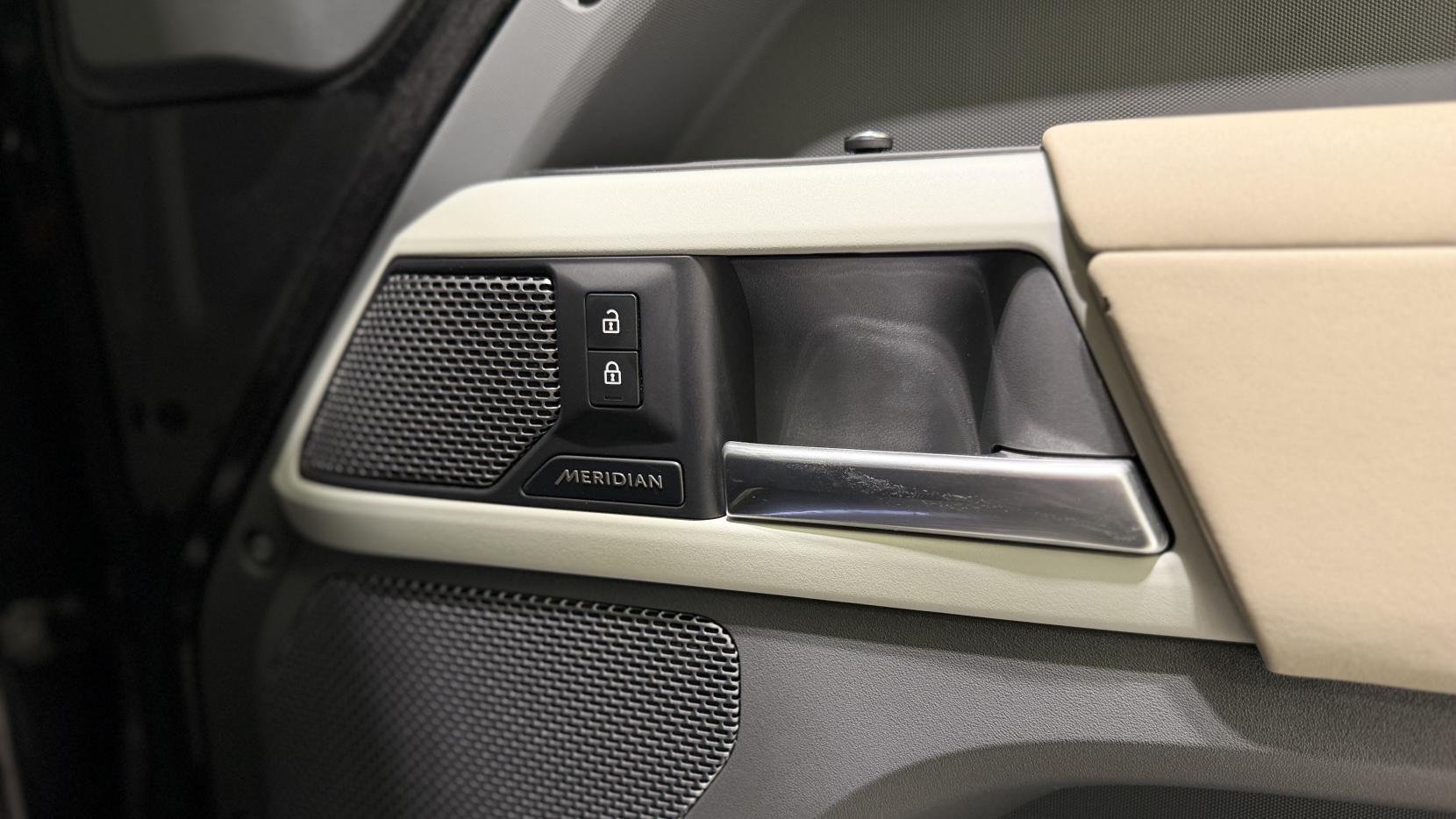 Land Rover Defender view 25
