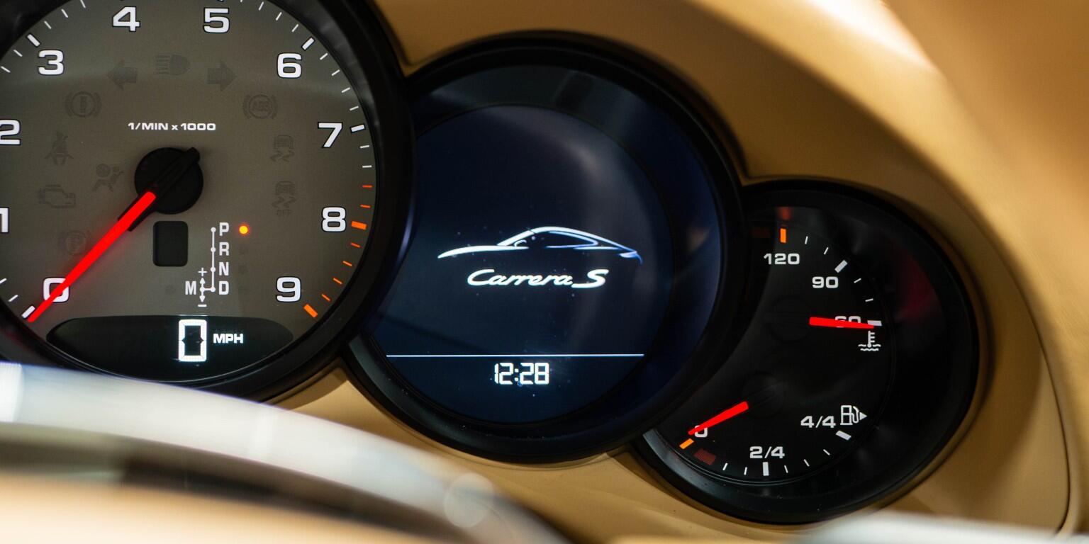 Porsche 911 view 34