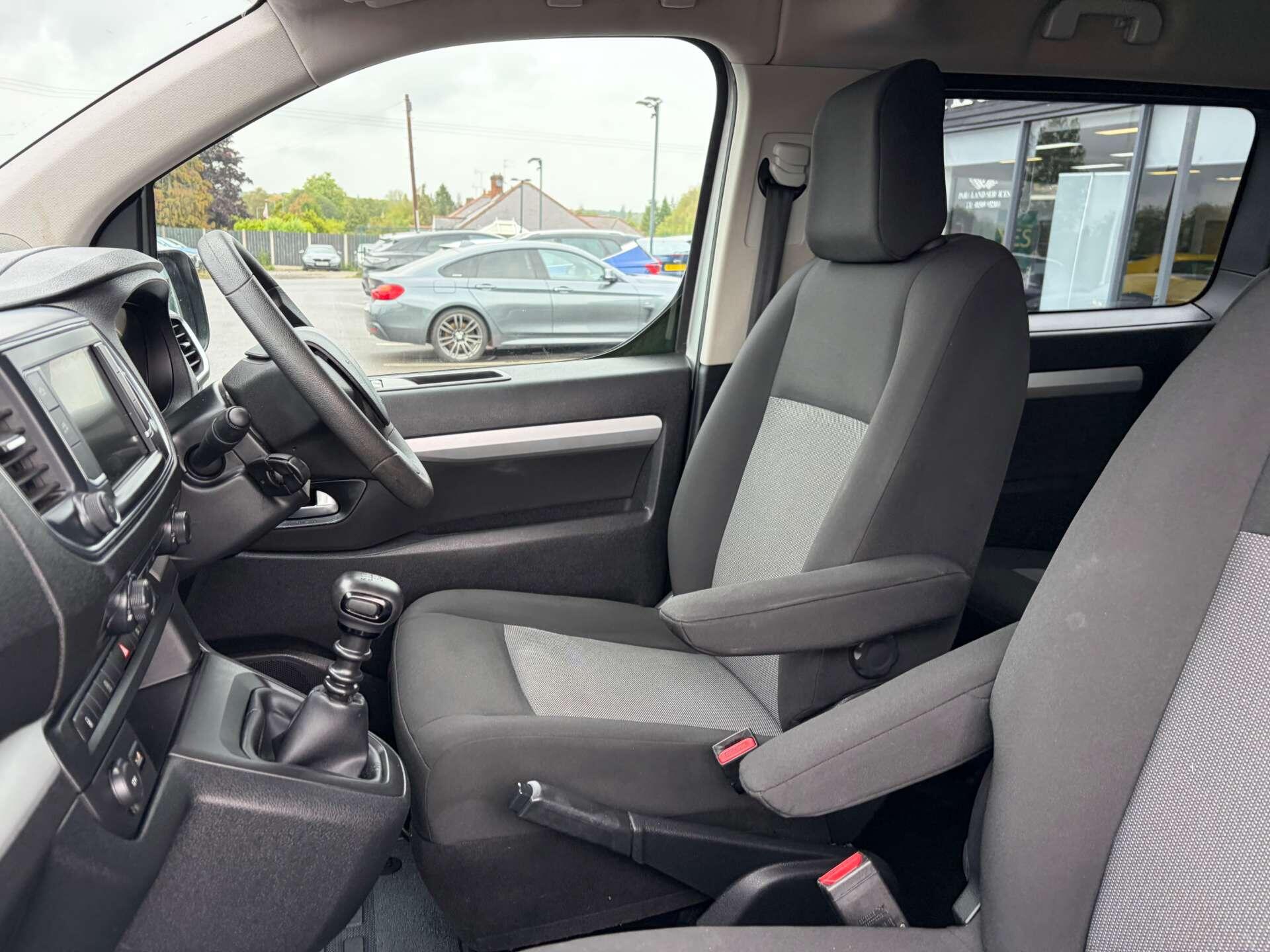 Peugeot Traveller view 18
